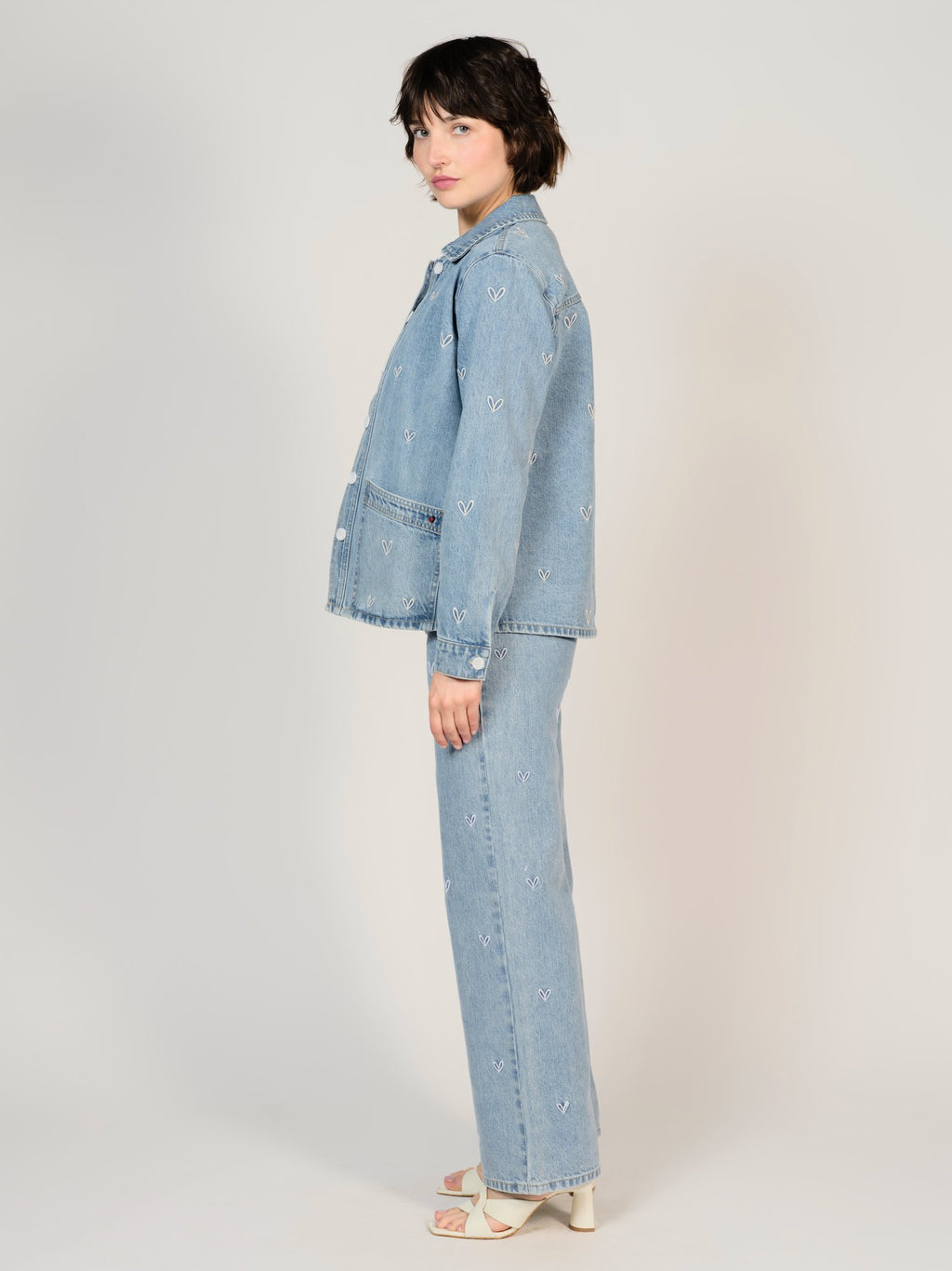 Veste en jean bleu VIVIAN EMBRO HEART femme, BLUE, taille XS, porté par Sarah (1m72) – photo 3