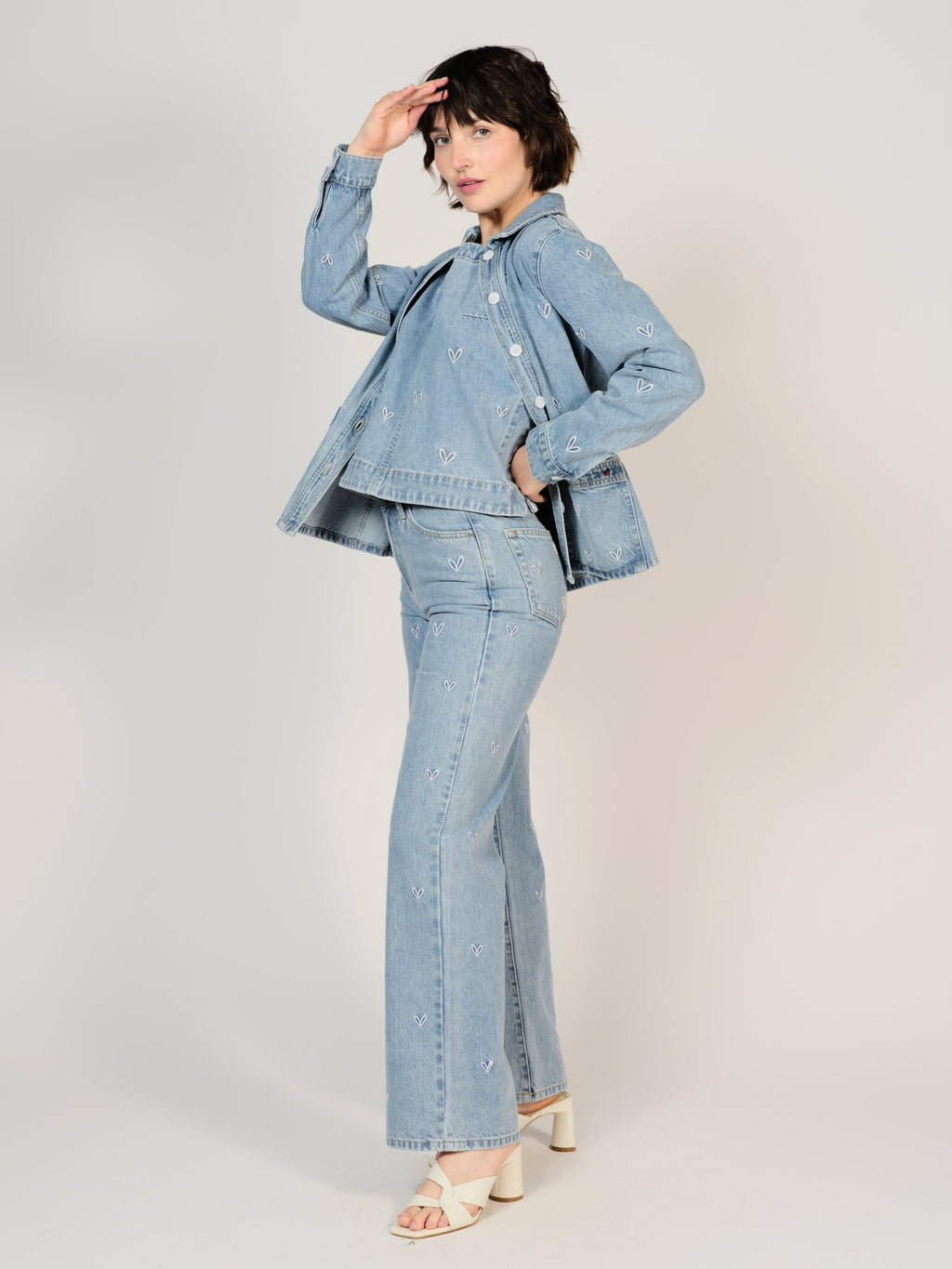 Veste en jean bleu VIVIAN EMBRO HEART femme, BLUE, taille XS, porté par Sarah (1m72) – photo 5