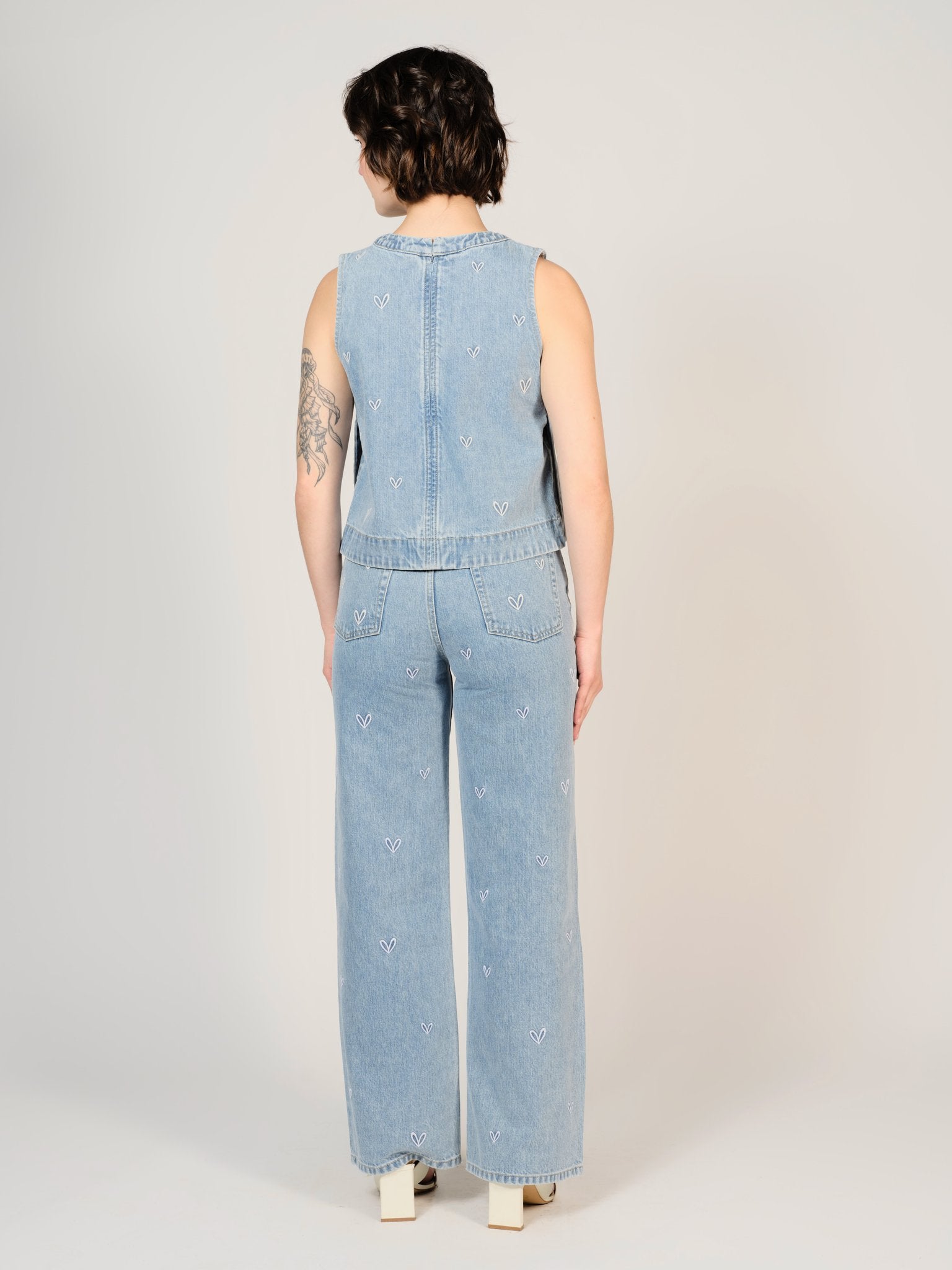 Haut court bleu IZA EMBRO HEART femme, BLUE, taille XS, porté par Sarah (1m72) – photo 2