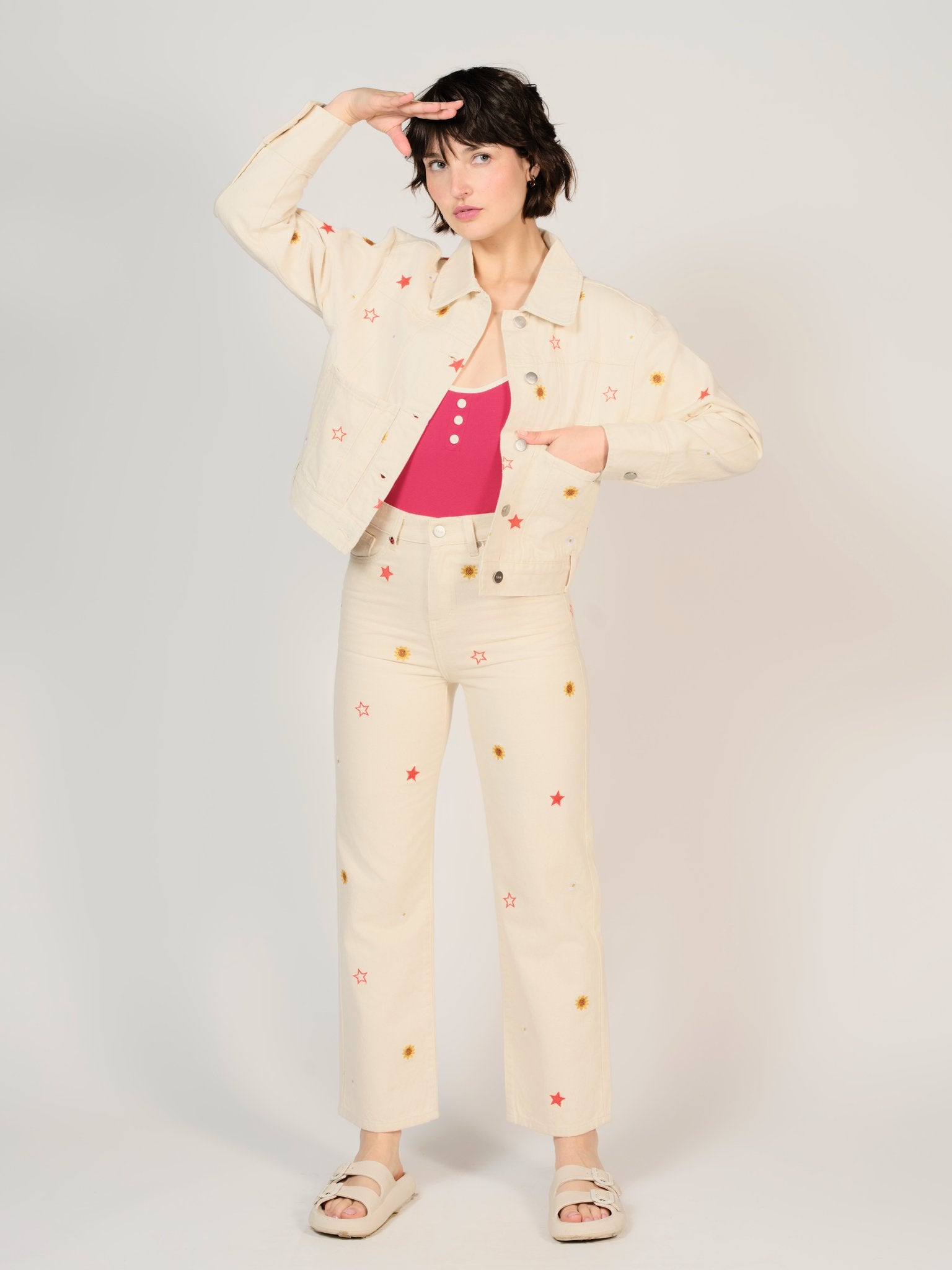 Veste en jean oversize broderie écru VIKEN femme, GREIGE, taille XS, porté par Sarah (1m72) – photo 2