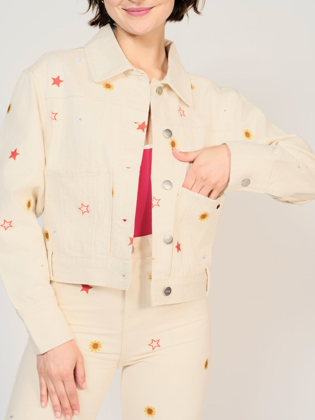 Veste en jean oversize broderie écru VIKEN femme, GREIGE, taille XS, porté par Sarah (1m72) – photo 3