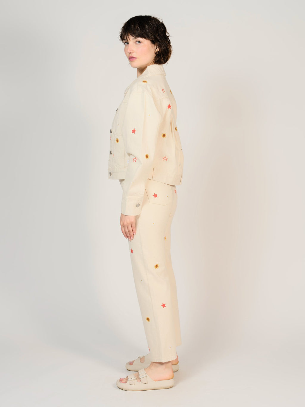 Veste en jean oversize broderie écru VIKEN femme, GREIGE, taille XS, porté par Sarah (1m72) – photo 5