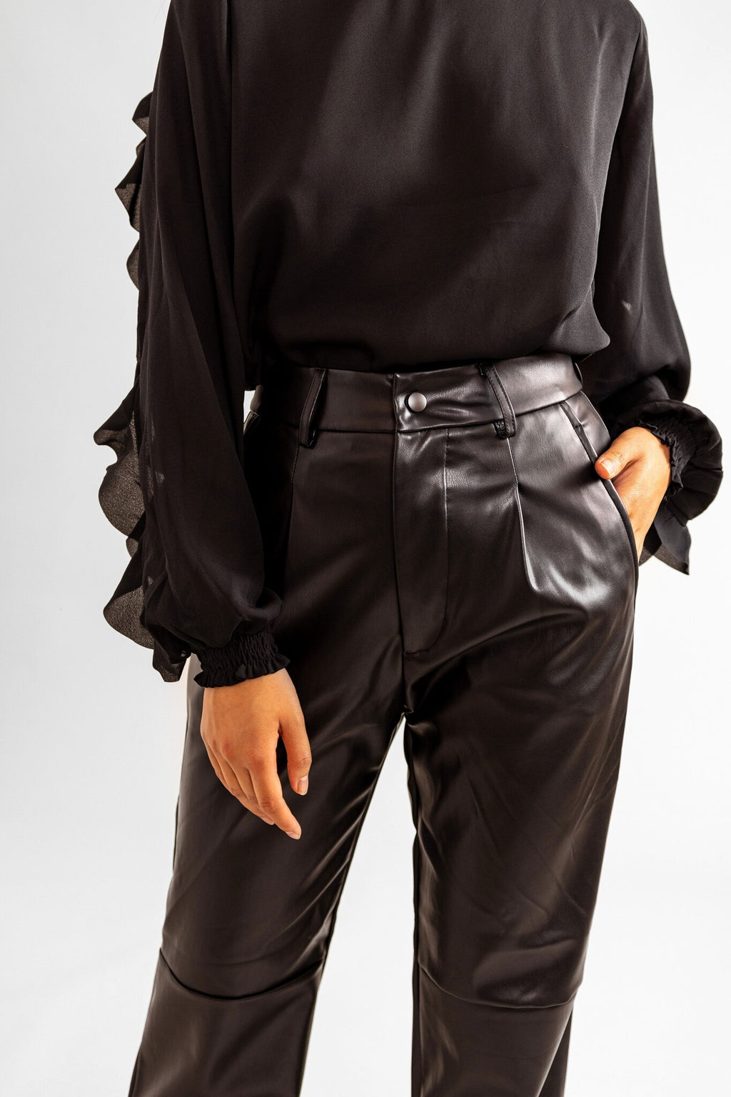 Pantalon droit en similicuir noir RANA femme, BLACK, taille XS, porté par Pauline (1m65) – photo 6