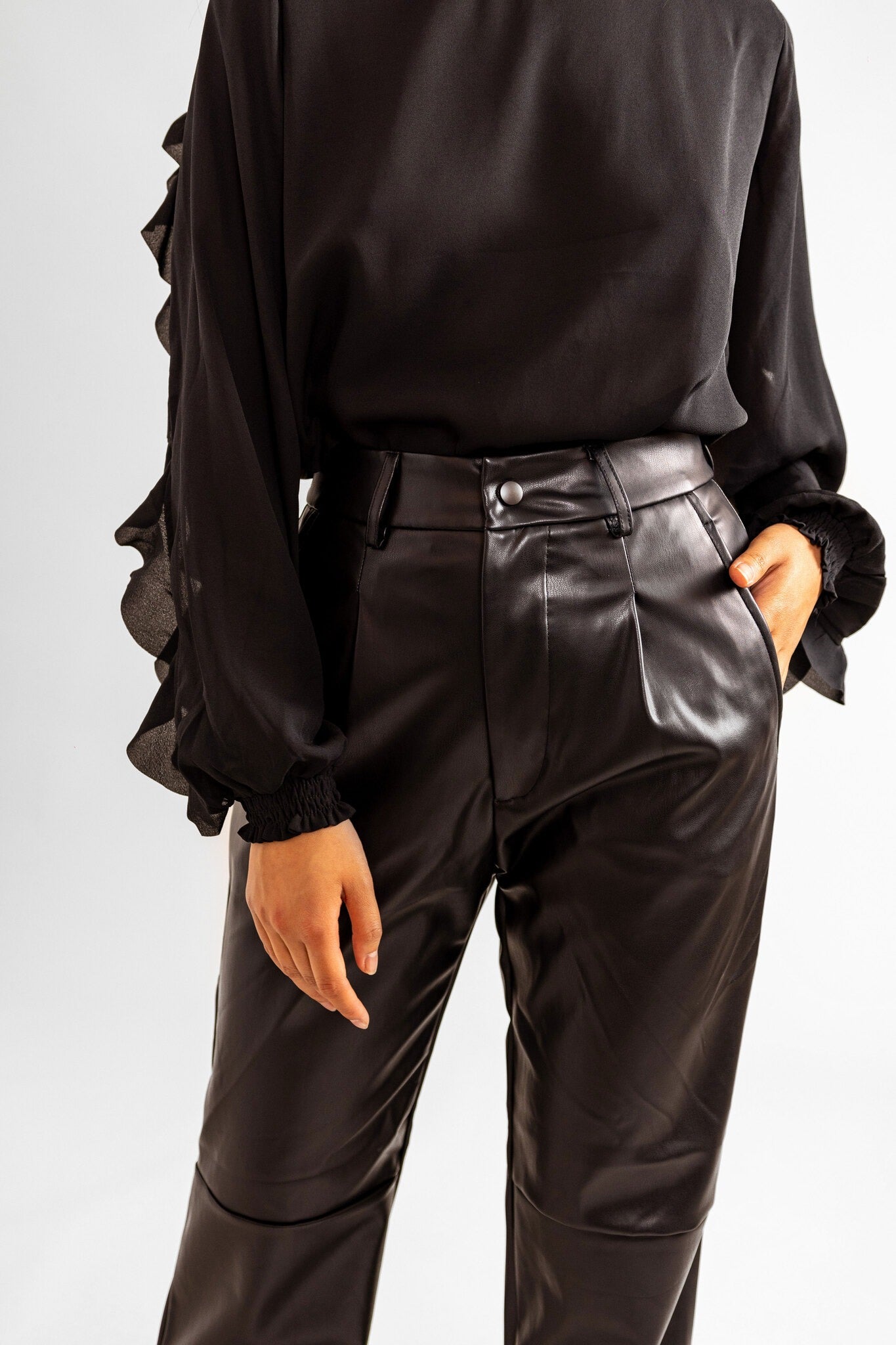 Pantalon droit en similicuir noir RANA femme, BLACK, taille XS, porté par Pauline (1m65) – photo 6