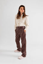 Pantalon en similicuir marron RANA femme, CHOCO, taille XS, porté par Eden (1m70) – photo 2