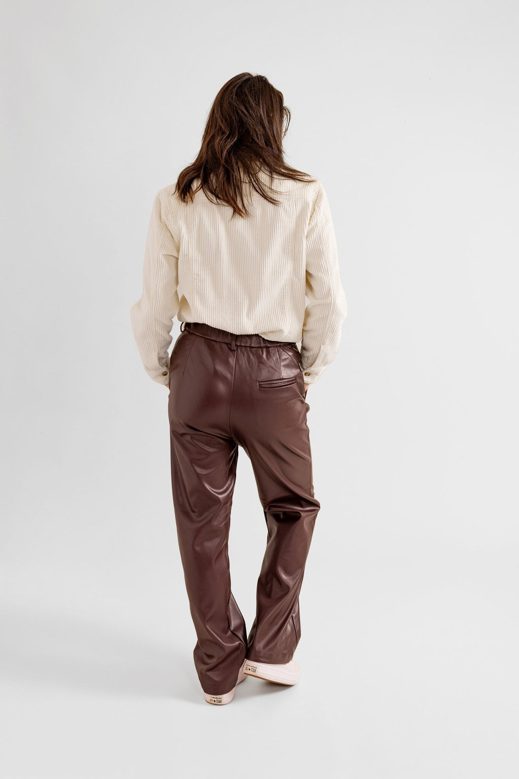 Pantalon en similicuir marron RANA femme, CHOCO, taille XS, porté par Eden (1m70) – photo 3