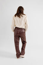 Pantalon en similicuir marron RANA femme, CHOCO, taille XS, porté par Eden (1m70) – photo 3