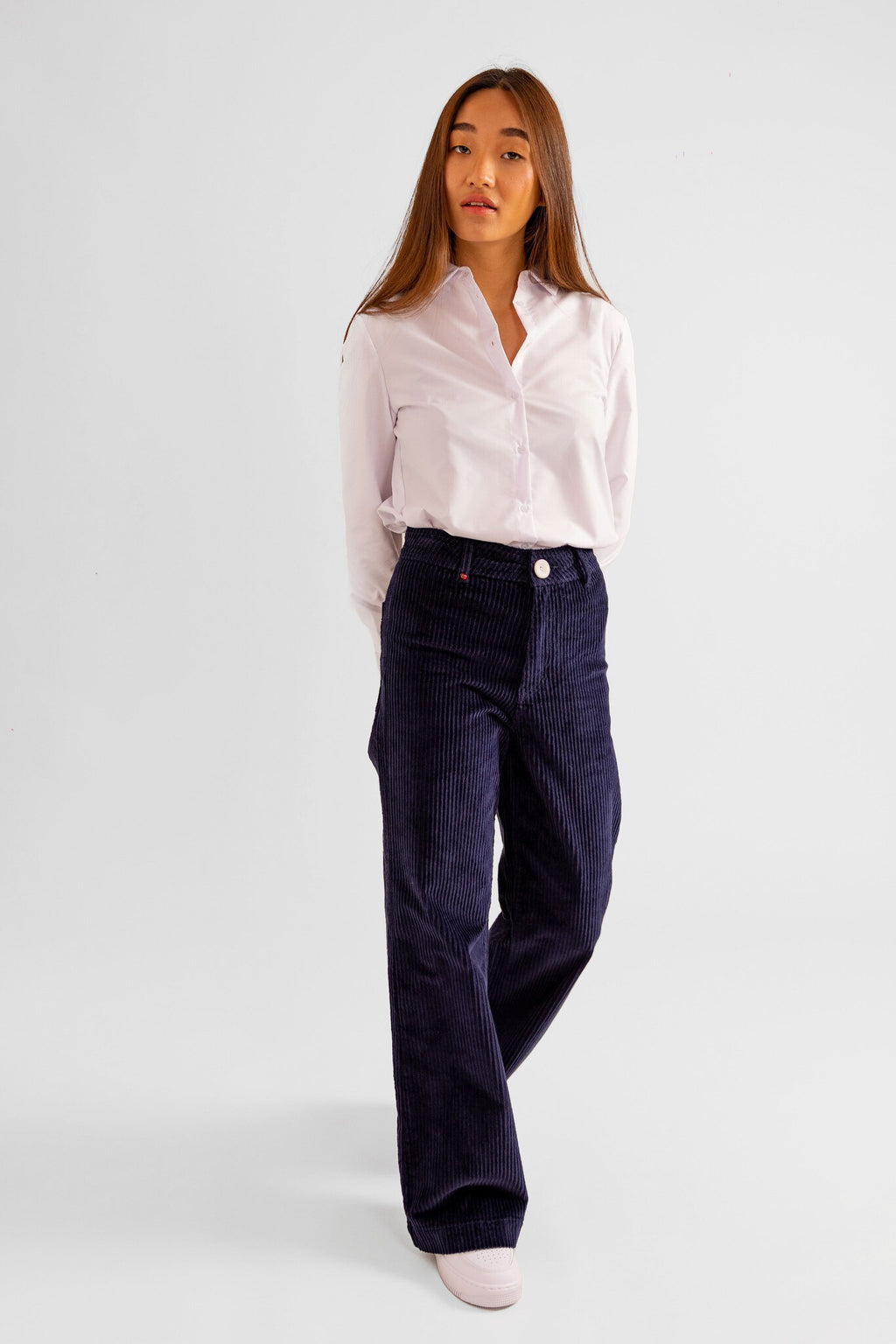 Pantalon évasé en velours bleu marine FAUVE femme, NAVY, taille XS, porté par Pauline (1m65) – photo 3