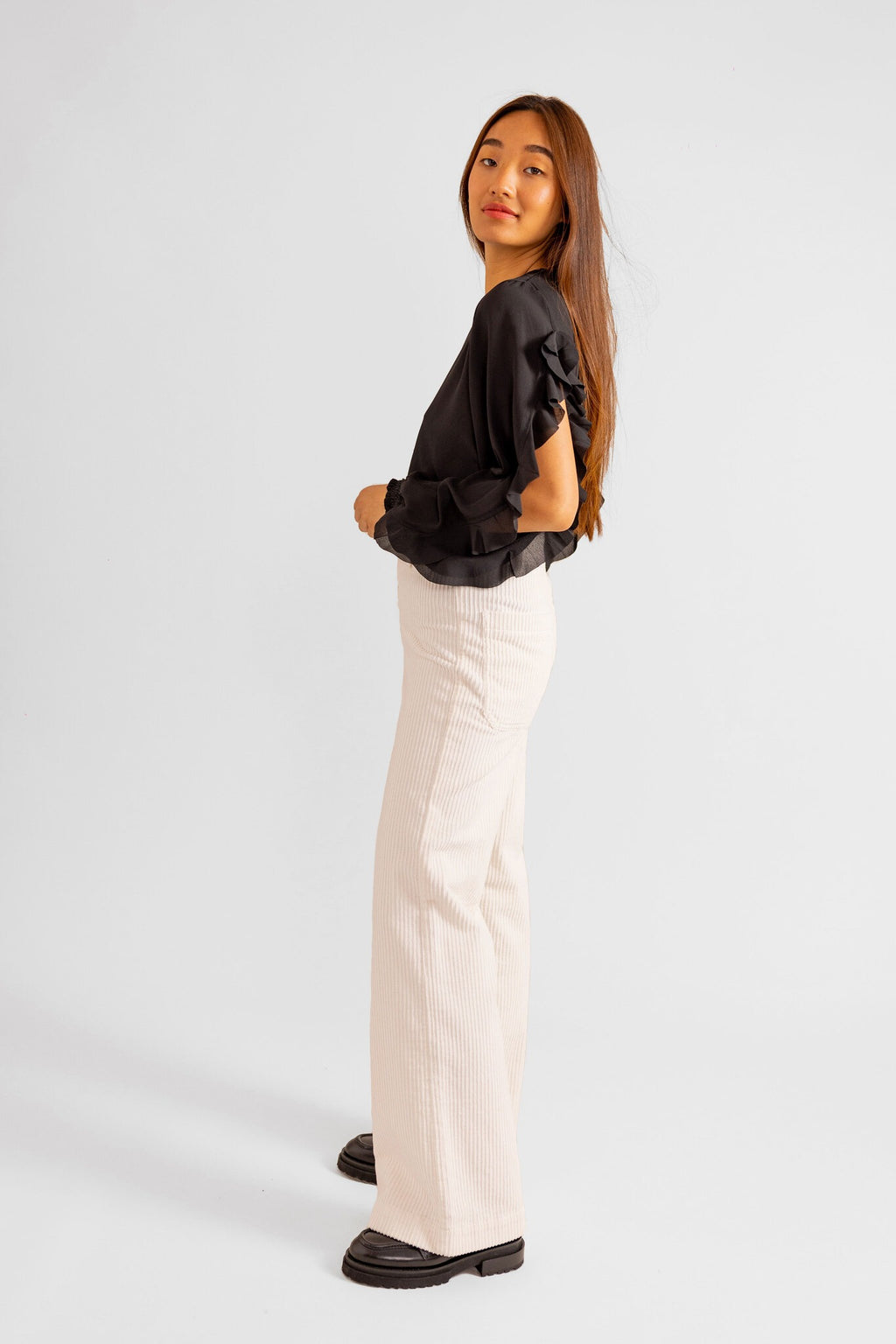Pantalon évasé en velours blanc FAUVE femme, WHITE, taille XS, porté par Pauline (1m65) – photo 2