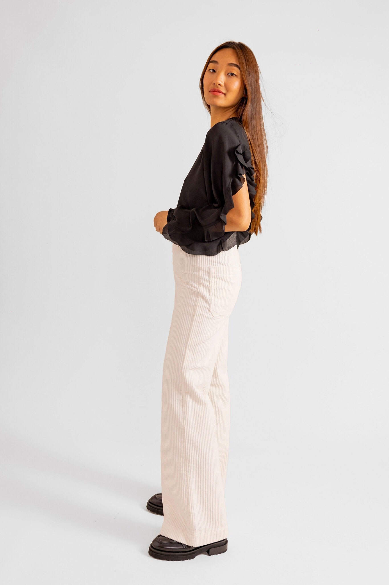 Pantalon évasé en velours blanc FAUVE femme, WHITE, taille XS, porté par Pauline (1m65) – photo 2