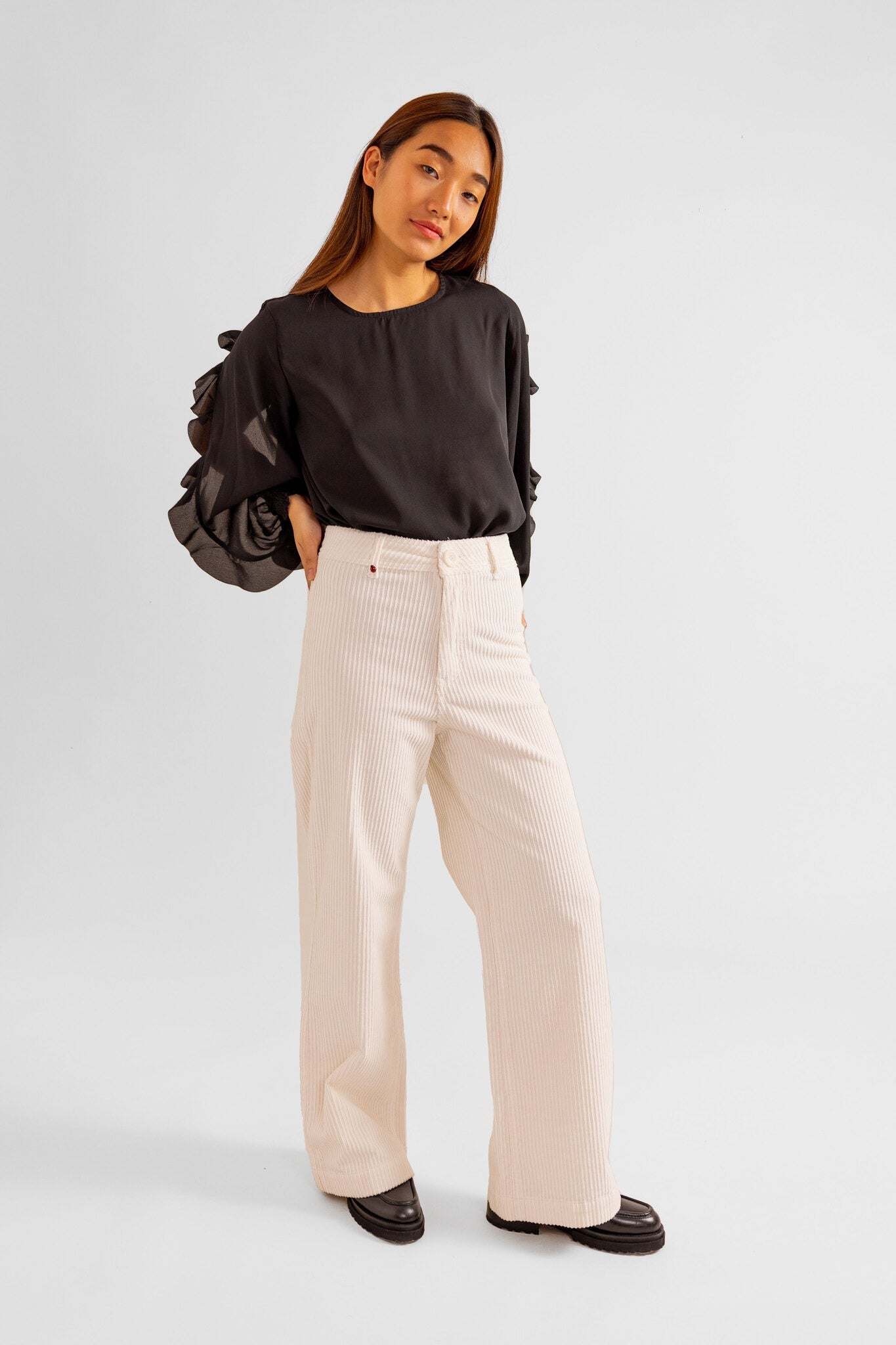Pantalon évasé en velours blanc FAUVE femme, WHITE, taille XS, porté par Pauline (1m65) – photo 4
