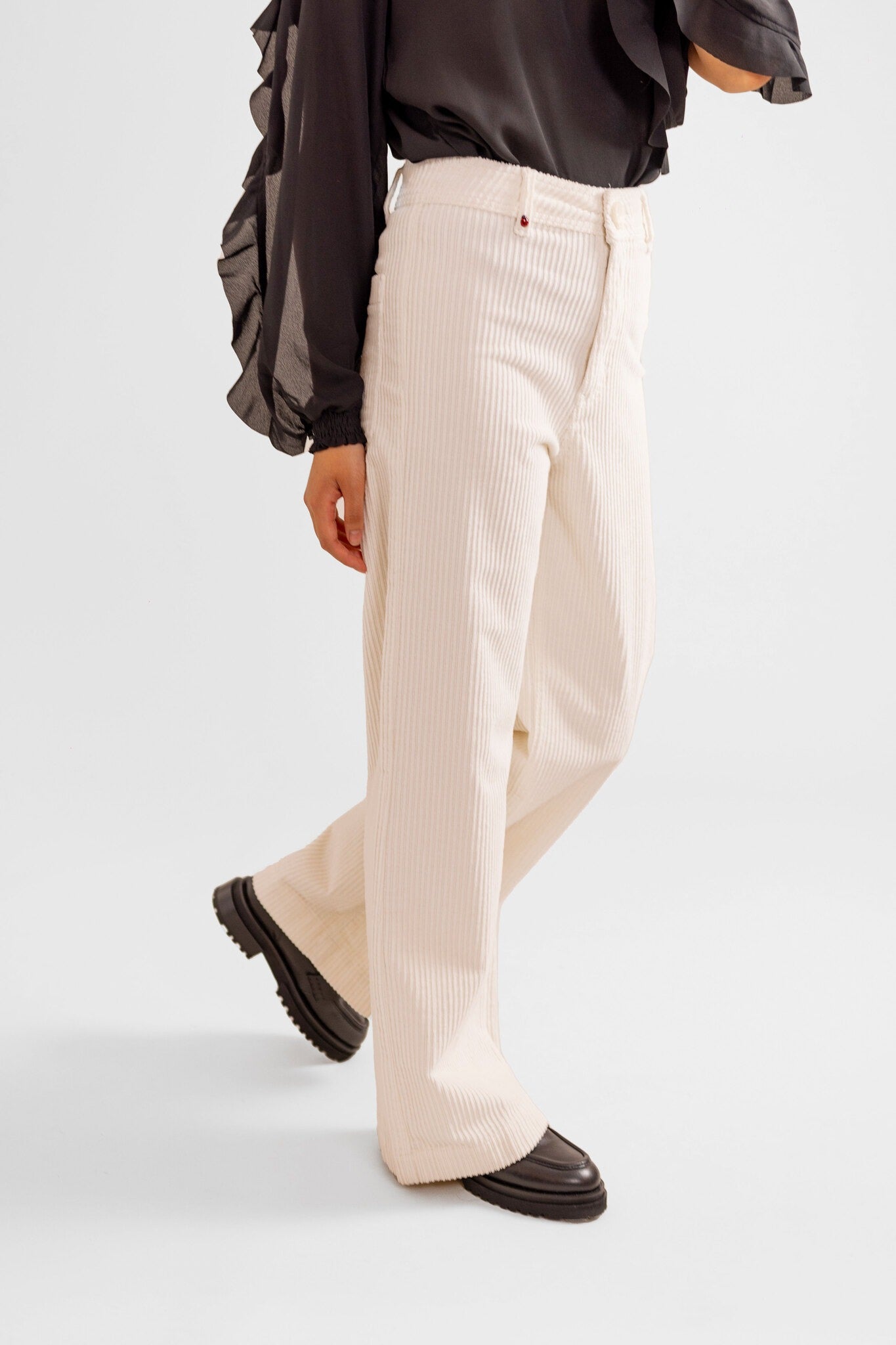 Pantalon évasé en velours blanc FAUVE femme, WHITE, taille XS, porté par Pauline (1m65) – photo 5