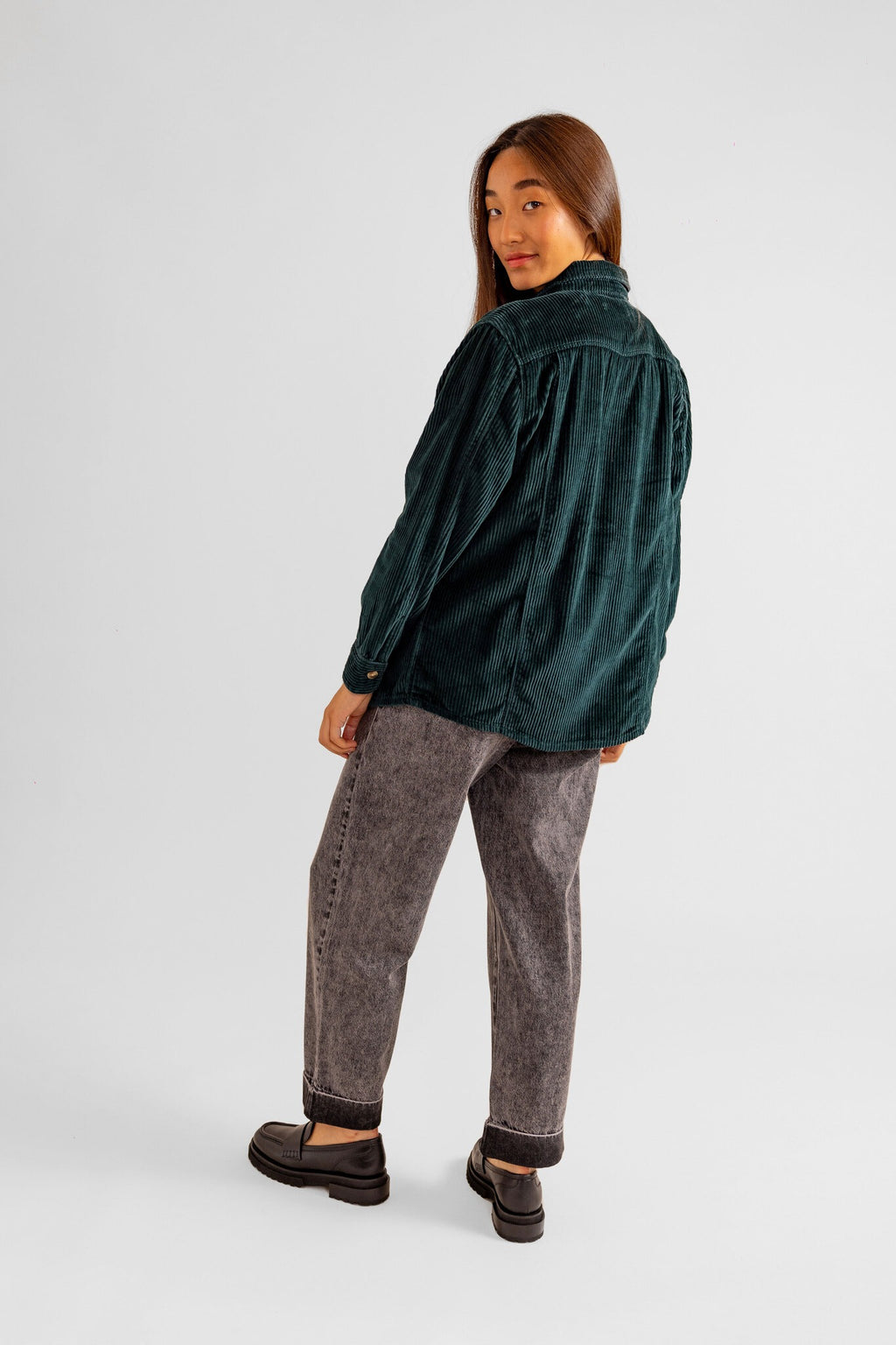 Chemise oversize en velours vert forêt SONIA femme, FOREST, taille XS, porté par Pauline (1m65) (F.A.M. JEANS) – photo 1