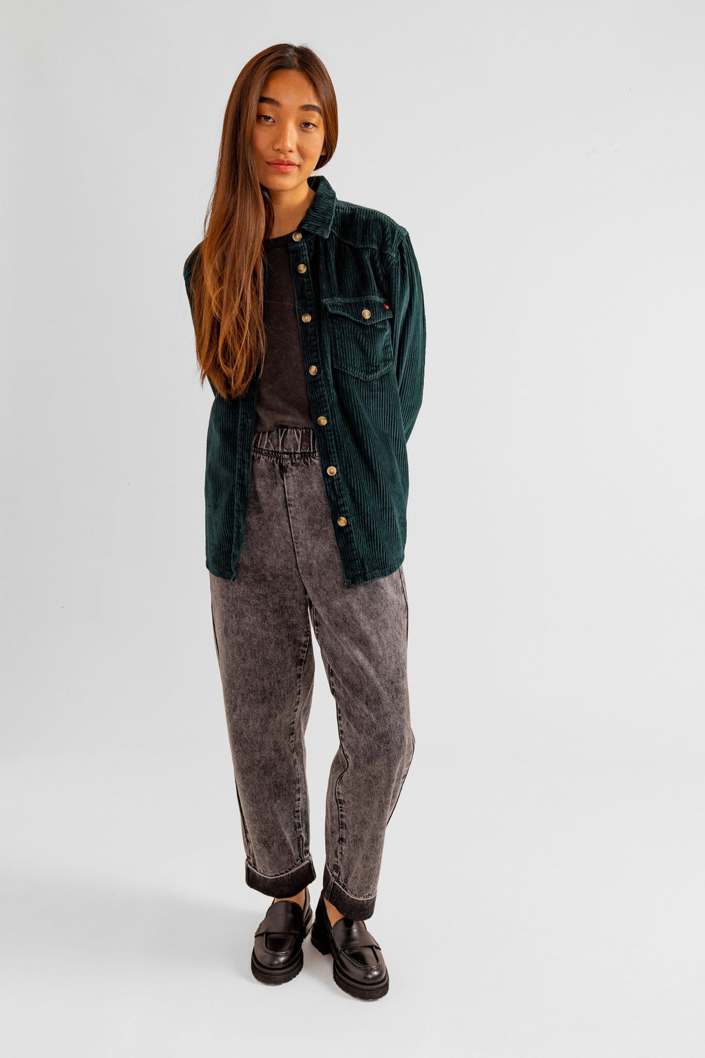 Chemise oversize en velours vert forêt SONIA femme, FOREST, taille XS, porté par Pauline (1m65) – photo 2