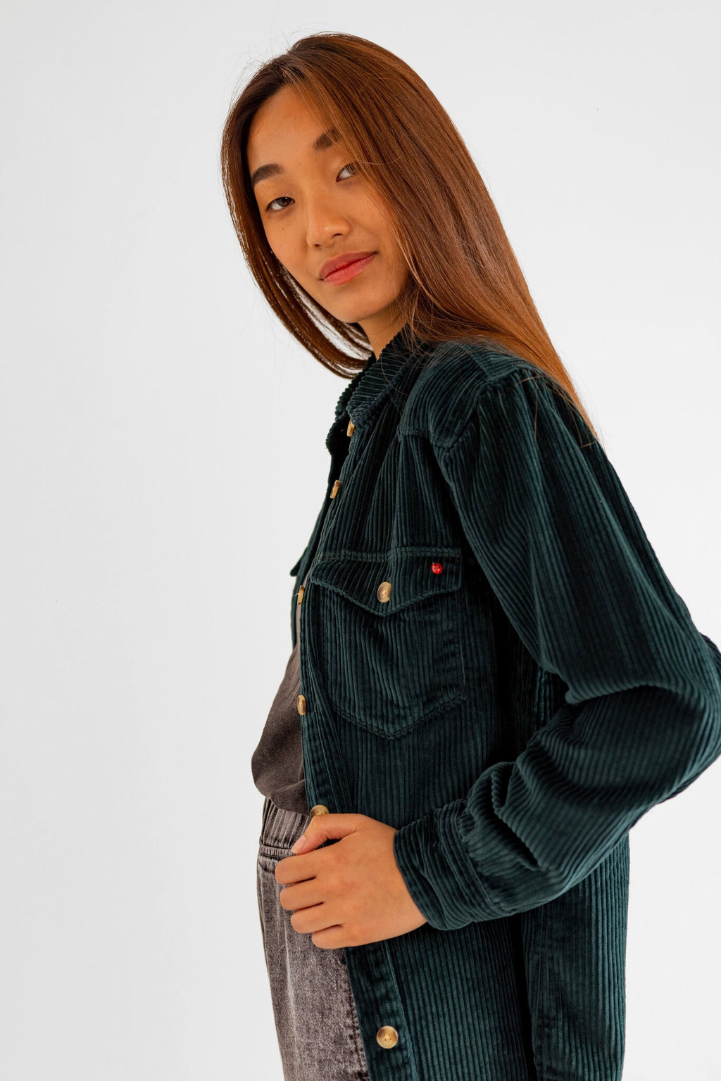 Chemise oversize en velours vert forêt SONIA femme, FOREST, taille XS, porté par Pauline (1m65) – photo 3