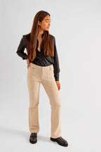 Pantalon bootcut en velours taille mi-haute BELLA femme, BEIGE, taille 25, porté par Pauline (1m65) – photo 4