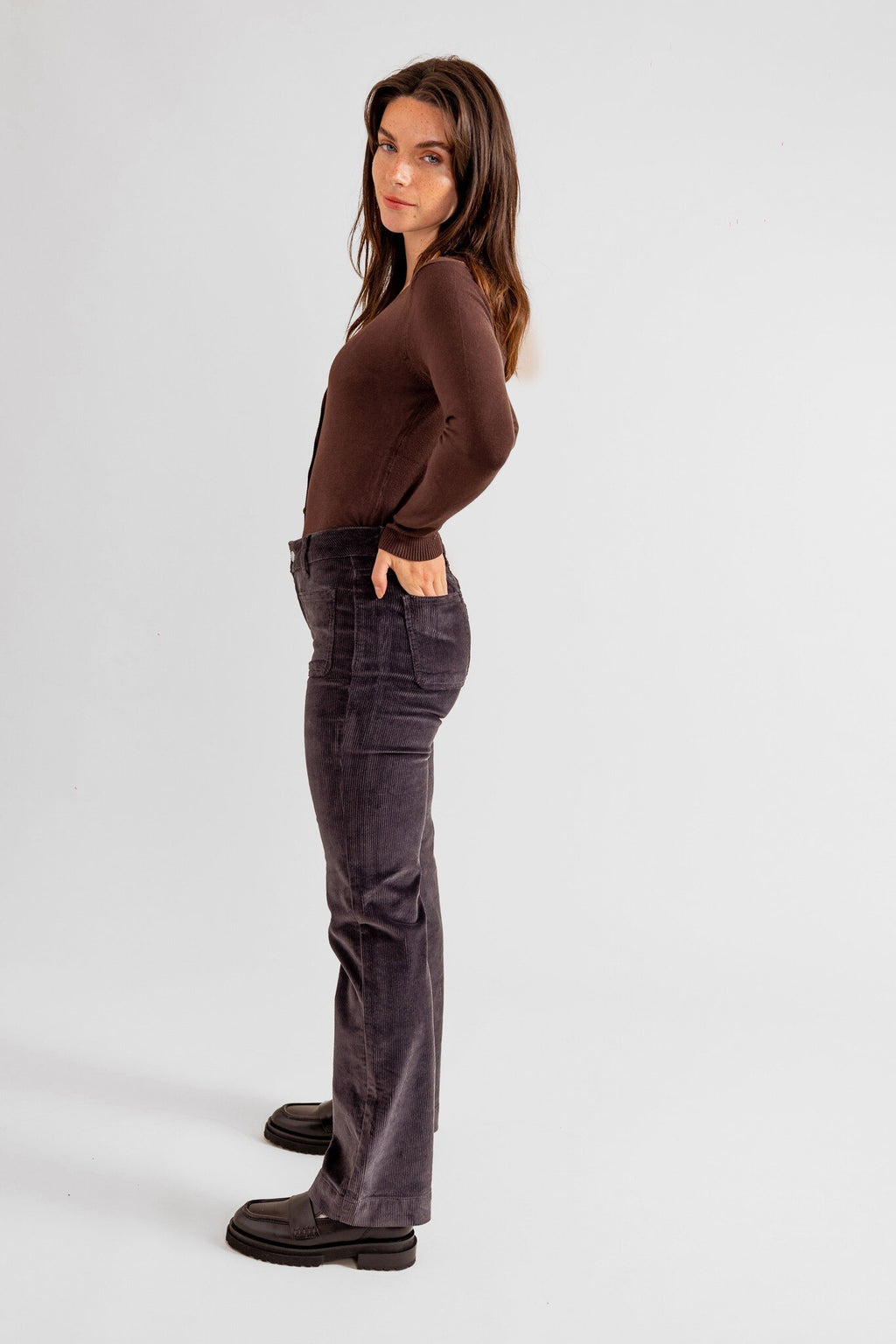 Pantalon bootcut en velours taille mi-haute BELLA femme, CARBON, taille 26, porté par Eden (1m70) – photo 3