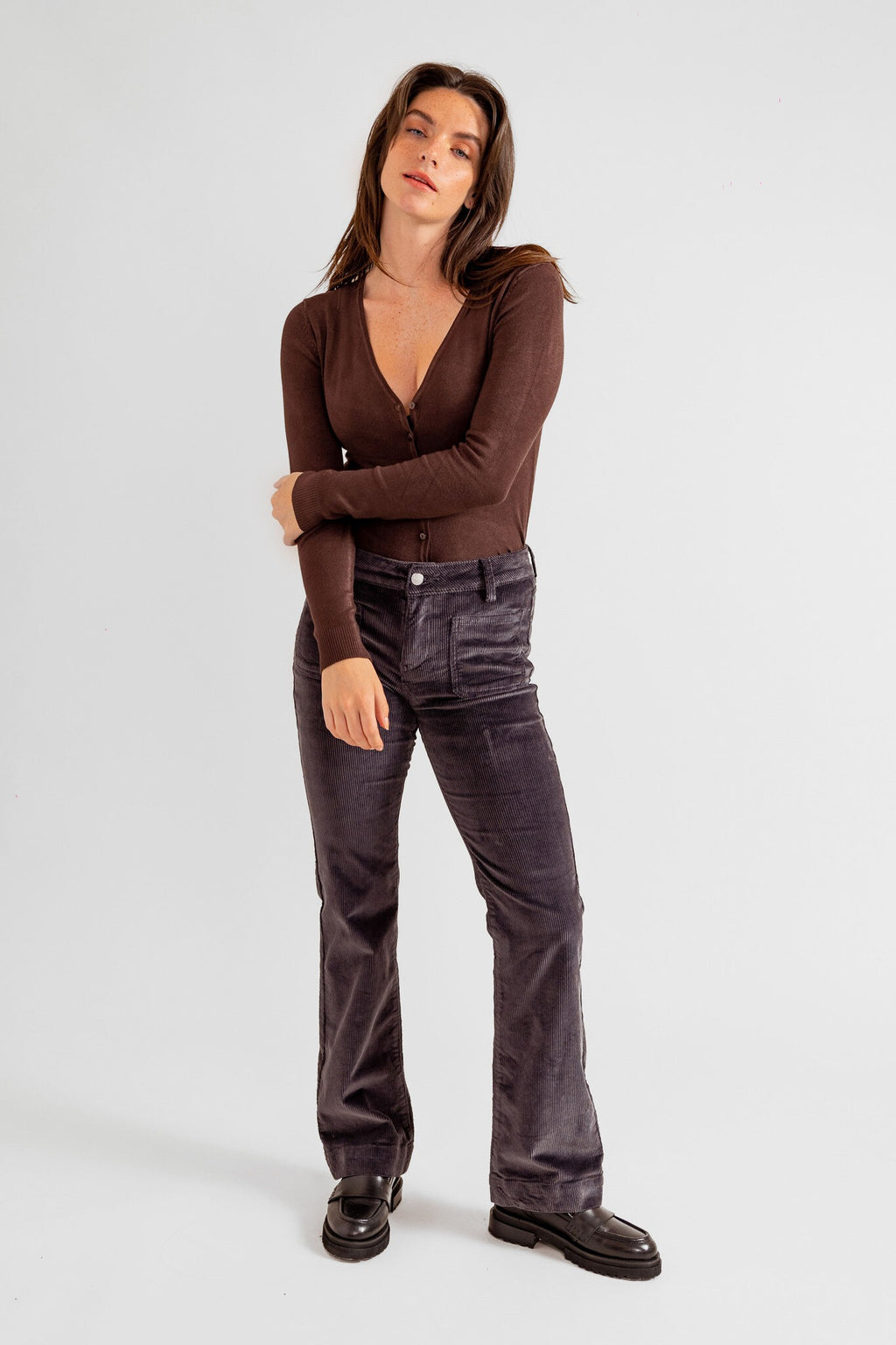 Pantalon bootcut en velours taille mi-haute BELLA femme, CARBON, taille 26, porté par Eden (1m70) – photo 5