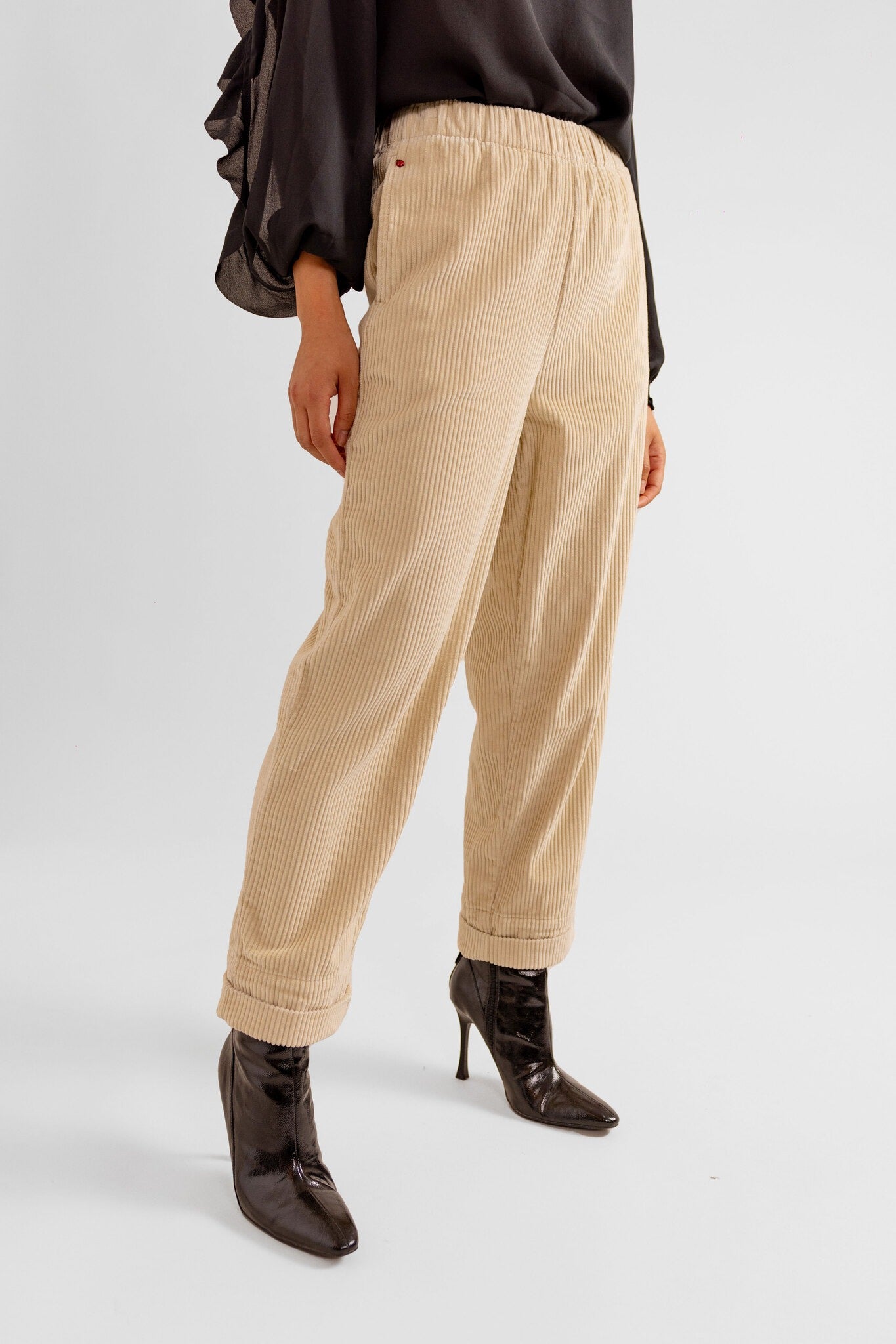 Pantalon mom en velours FRANCE femme, BEIGE, taille XS, porté par Pauline (1m65) – photo 6