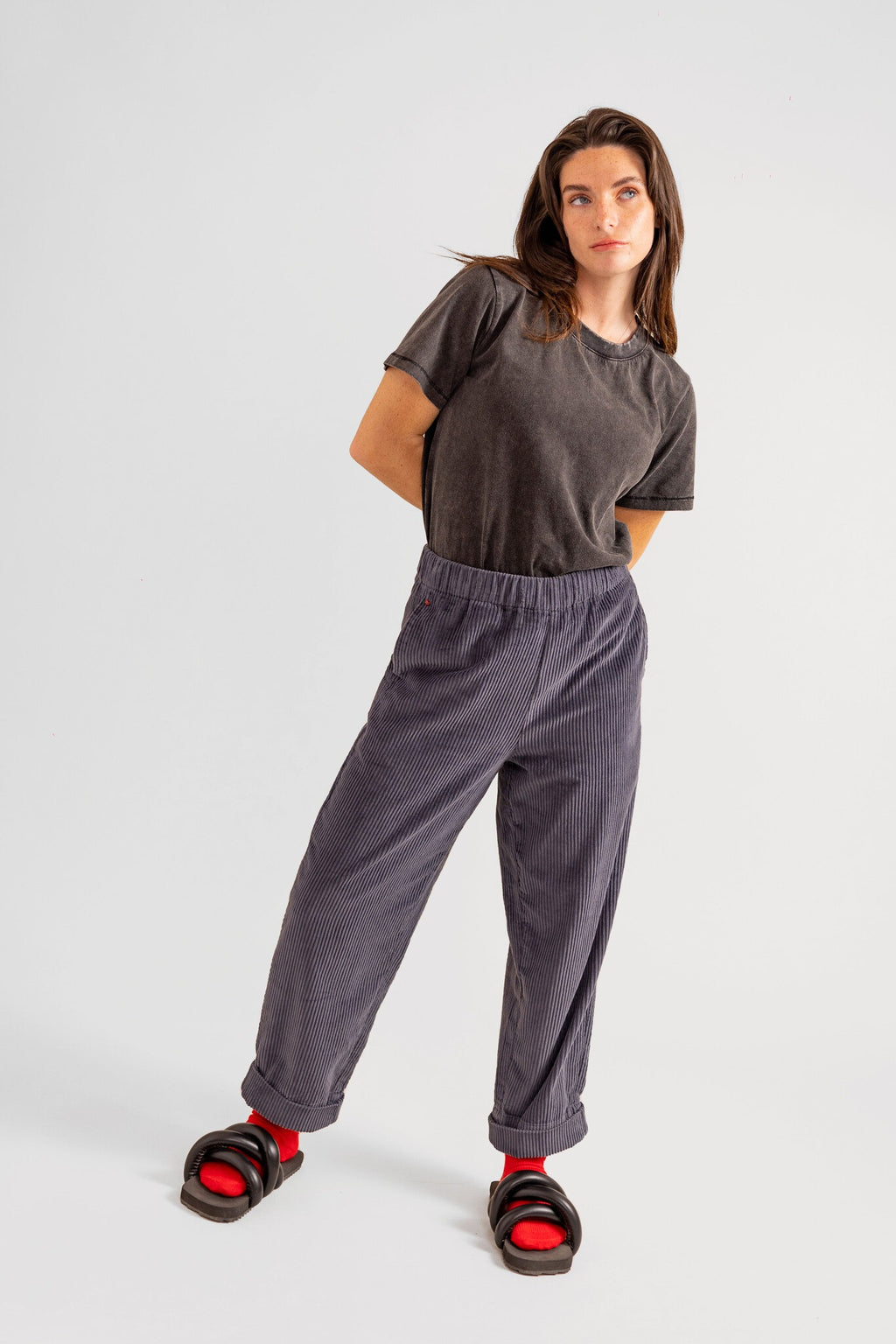 Pantalon mom en velours FRANCE femme, CARBON, taille XS, porté par Eden (1m70) – photo 2