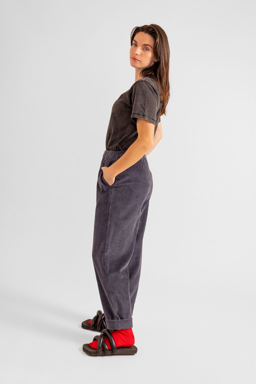 Pantalon mom en velours FRANCE femme, CARBON, taille XS, porté par Eden (1m70) – photo 3