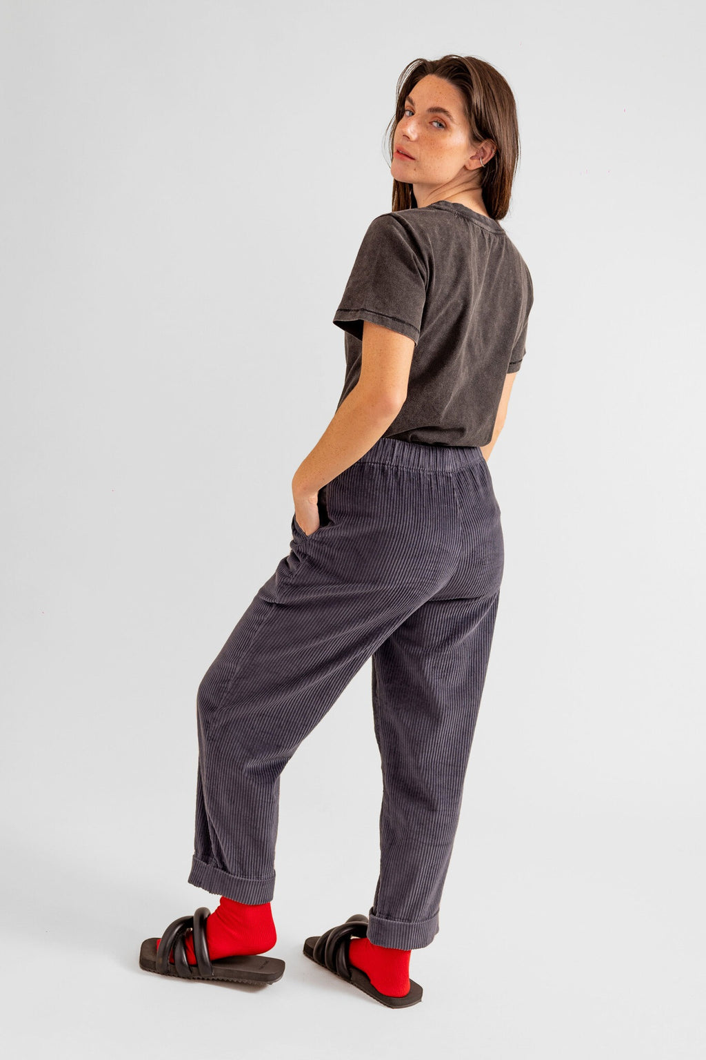 Pantalon mom en velours FRANCE femme, CARBON, taille XS, porté par Eden (1m70) – photo 4