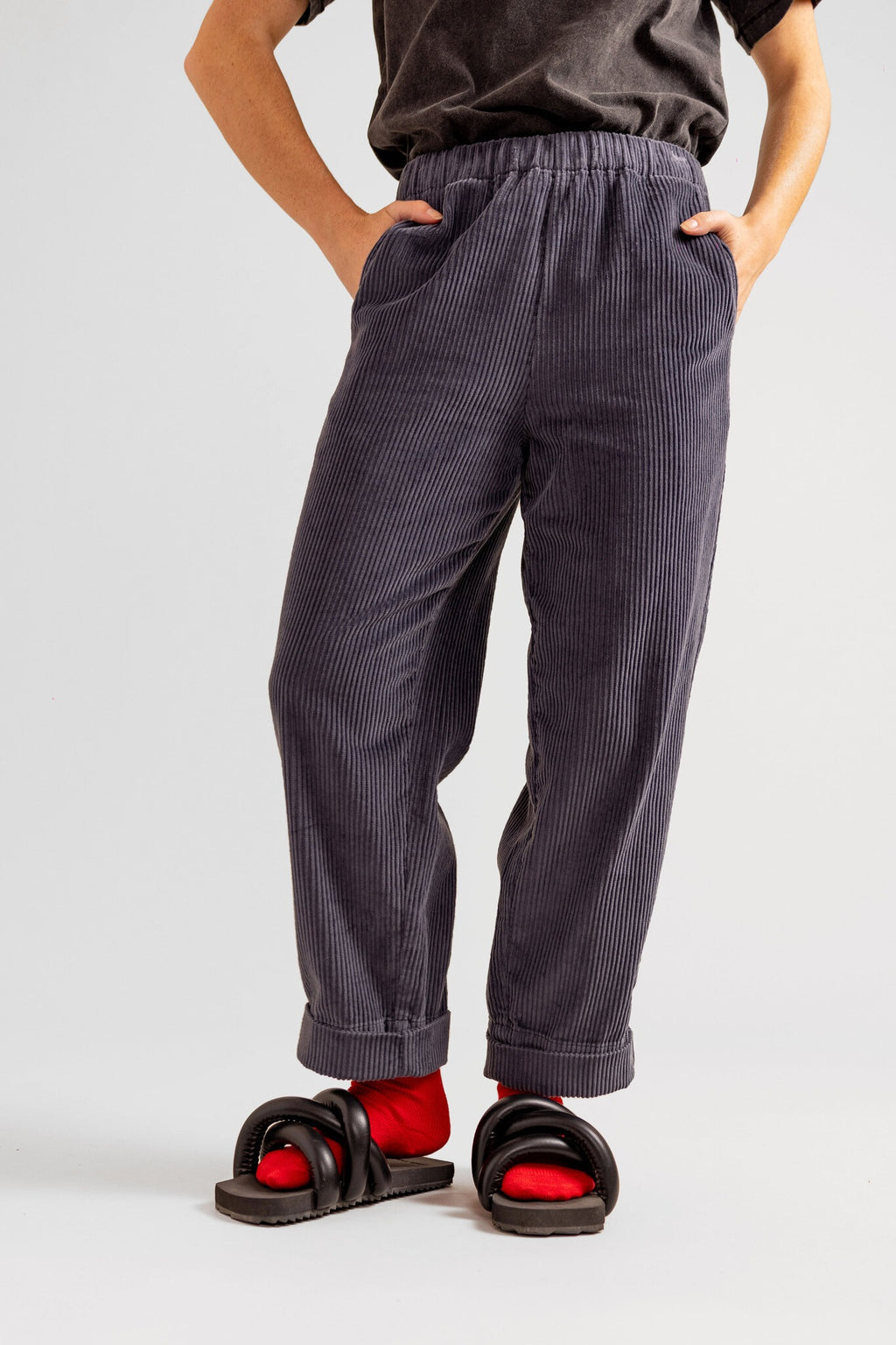 Pantalon mom en velours FRANCE femme, CARBON, taille XS, porté par Eden (1m70) – photo 5