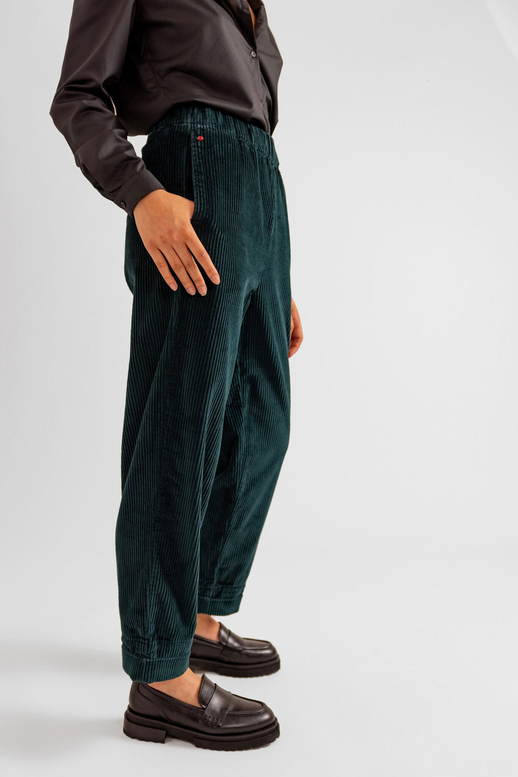 Pantalon mom en velours FRANCE femme, FOREST, taille XS, porté par Pauline (1m65) – photo 5