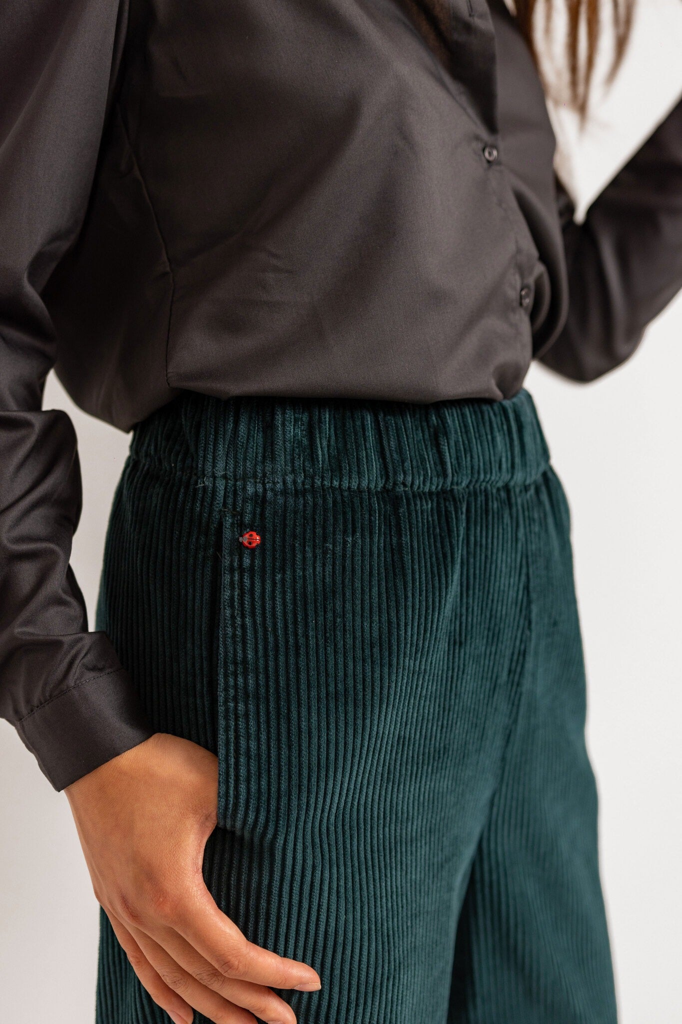 Pantalon mom en velours FRANCE femme, FOREST, taille XS, porté par Pauline (1m65) – photo 6