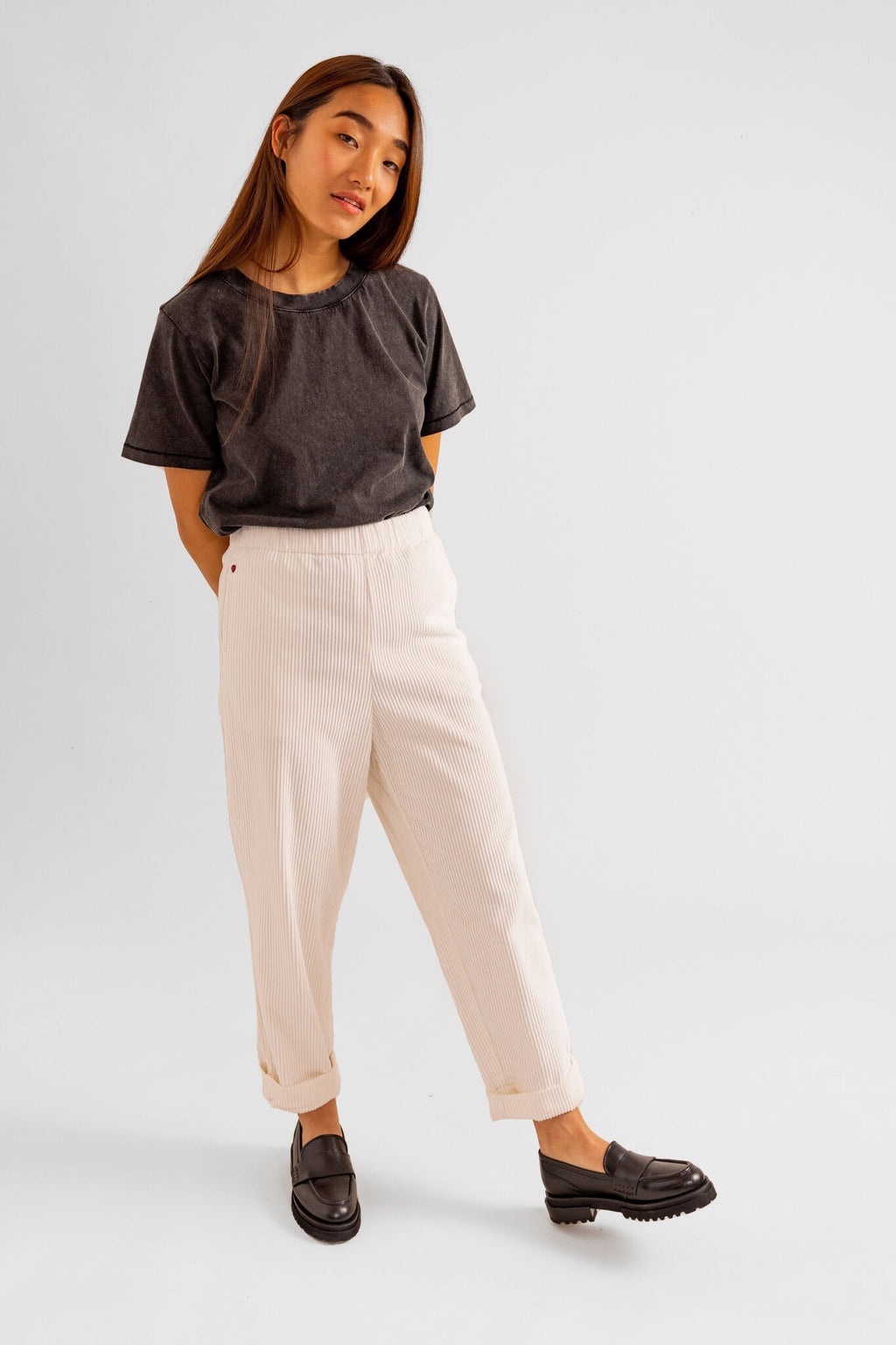 Pantalon mom en velours FRANCE femme, WHITE, taille 25, porté par Pauline (1m65) – photo 4