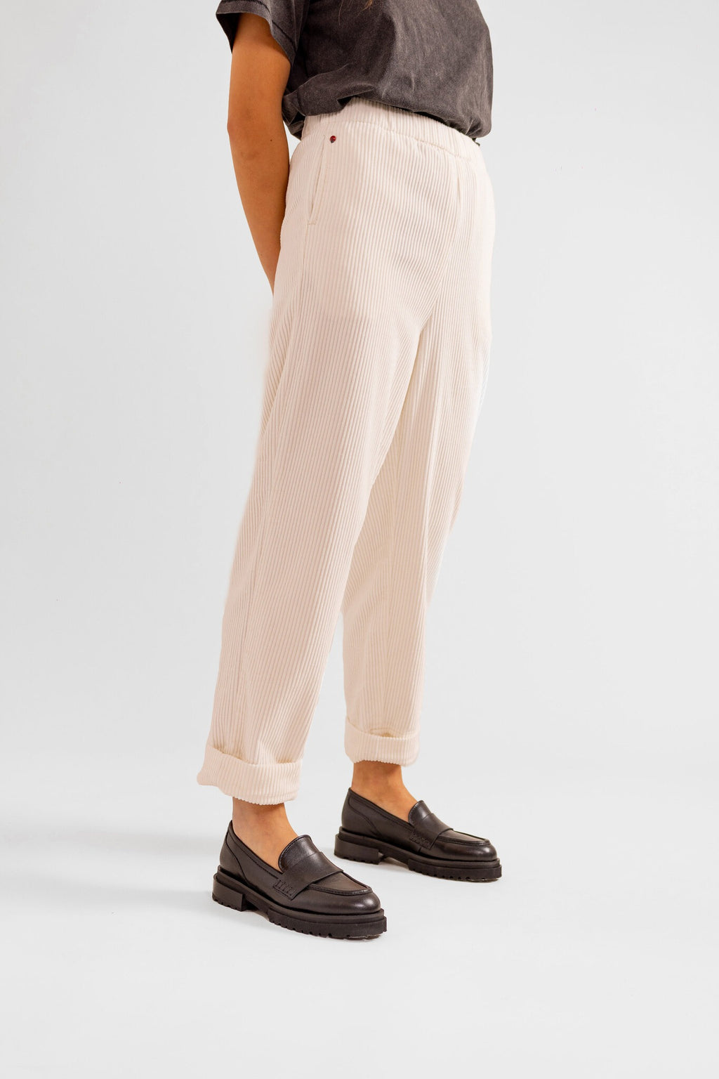 Pantalon mom en velours FRANCE femme, WHITE, taille 25, porté par Pauline (1m65) – photo 5