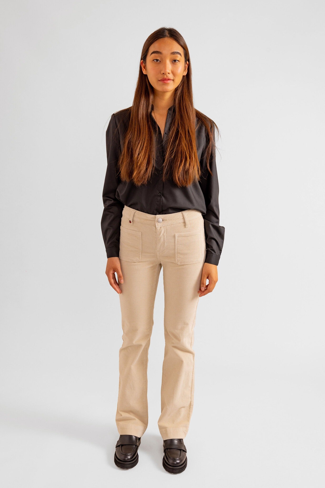 Pantalon bootcut en velours taille mi-haute BELLA femme, BEIGE, taille 25, porté par Pauline (1m65) (FAM PARIS) – photo 1