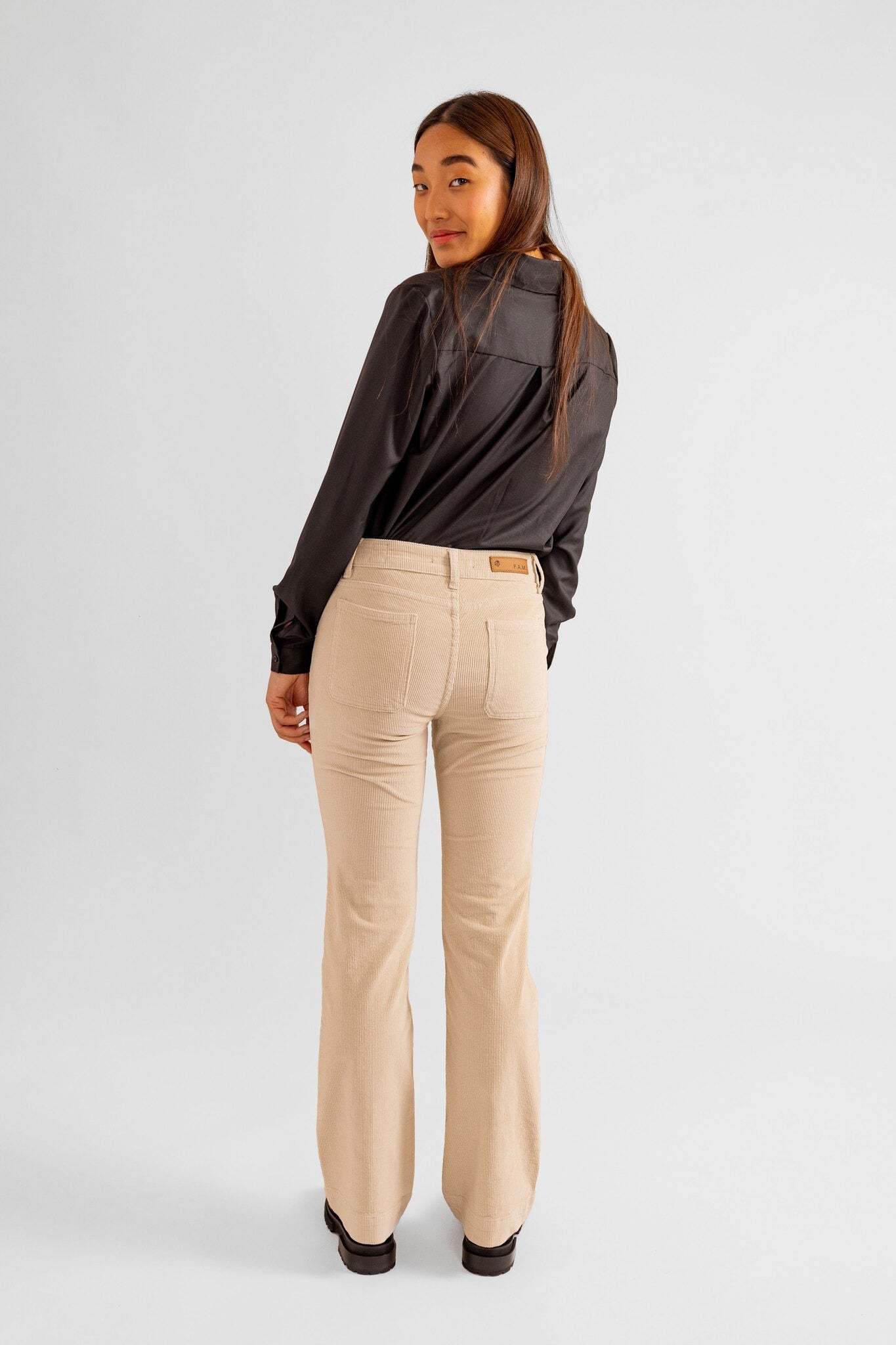 Pantalon bootcut en velours taille mi-haute BELLA femme, BEIGE, taille 25, porté par Pauline (1m65) – photo 2