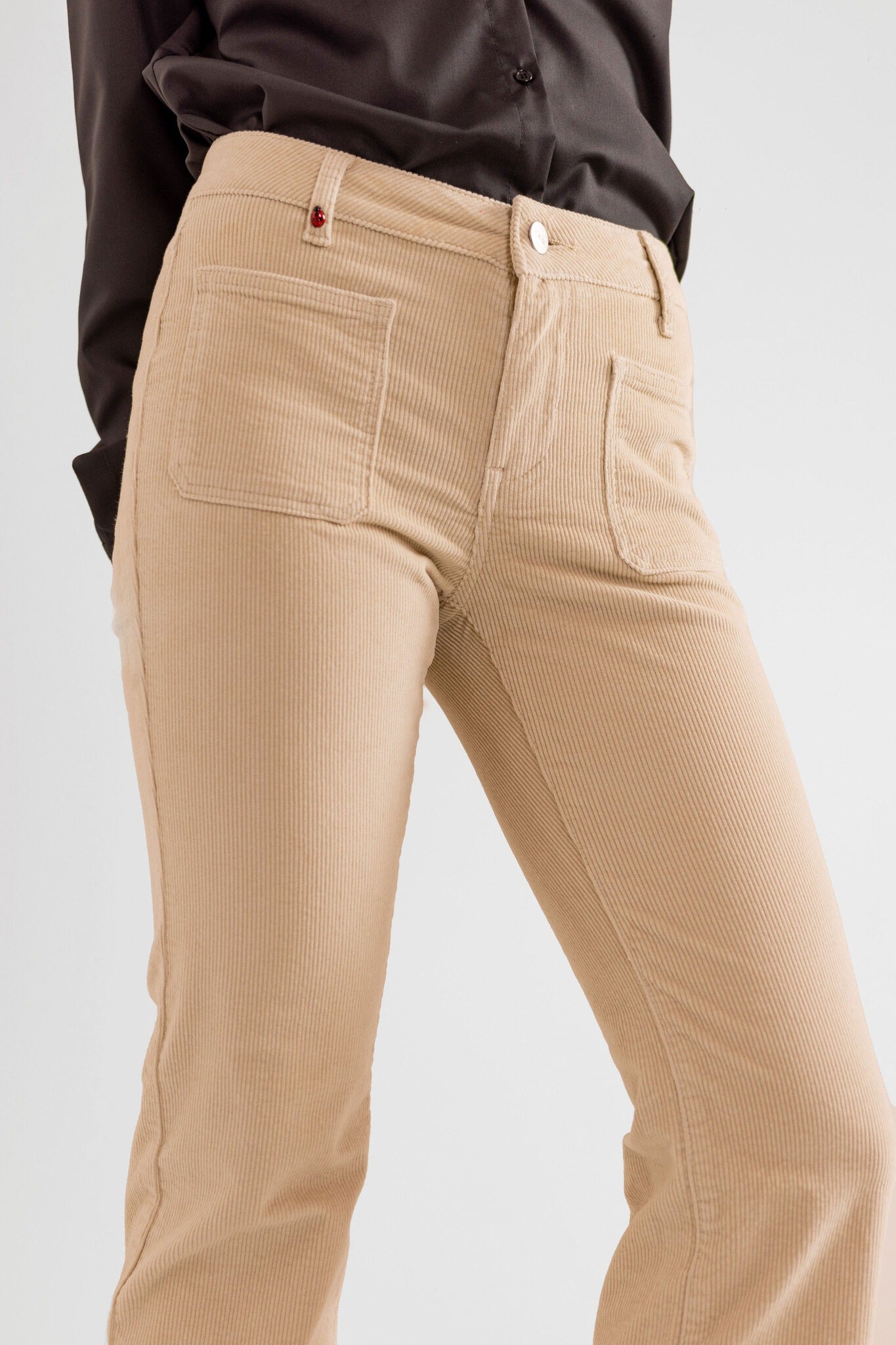 Pantalon bootcut en velours taille mi-haute BELLA femme, BEIGE, taille 25, porté par Pauline (1m65) – photo 5