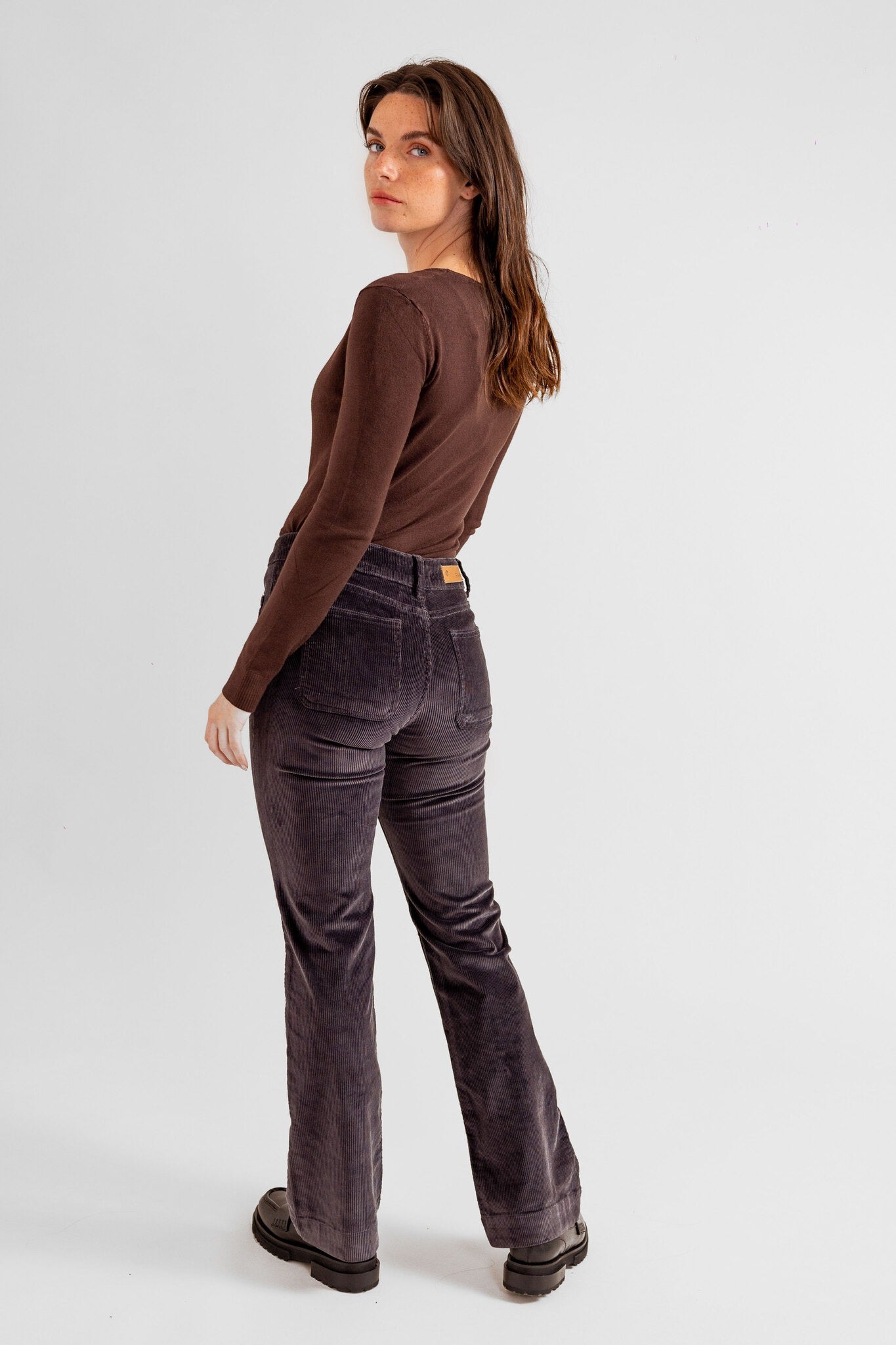 Pantalon bootcut en velours taille mi-haute BELLA femme, CARBON, taille 26, porté par Eden (1m70) – photo 4