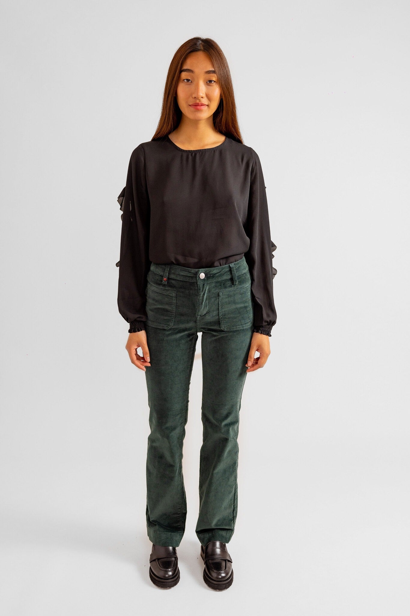 Pantalon bootcut en velours taille mi-haute BELLA femme, FOREST, taille 25, porté par Pauline (1m65) (FAM PARIS) – photo 1