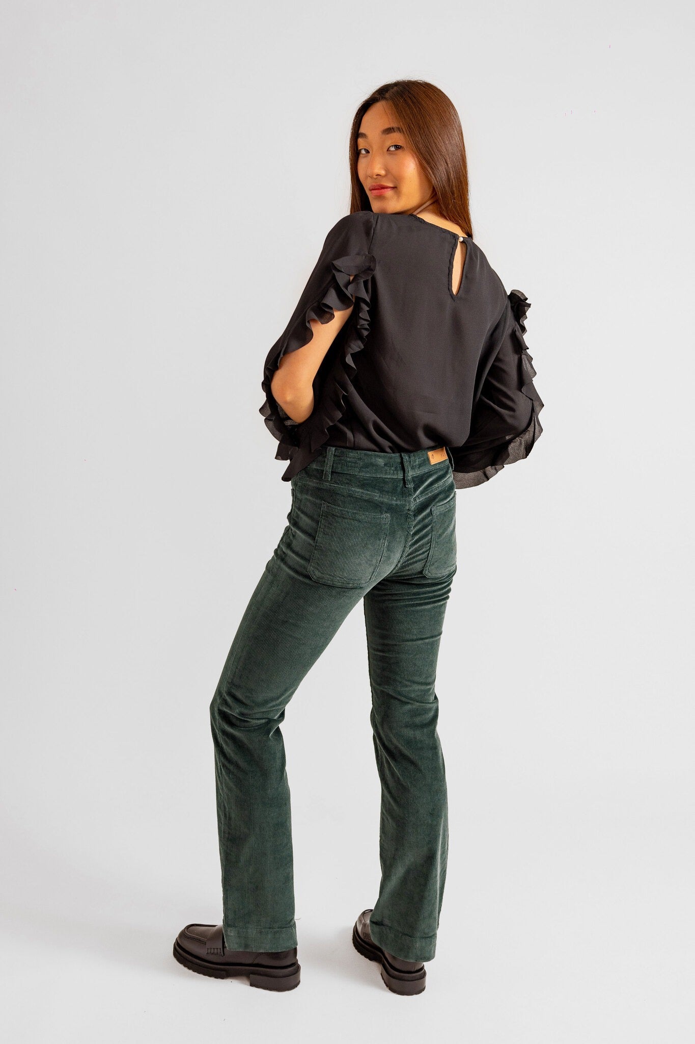 Pantalon bootcut en velours taille mi-haute BELLA femme, FOREST, taille 25, porté par Pauline (1m65) – photo 2