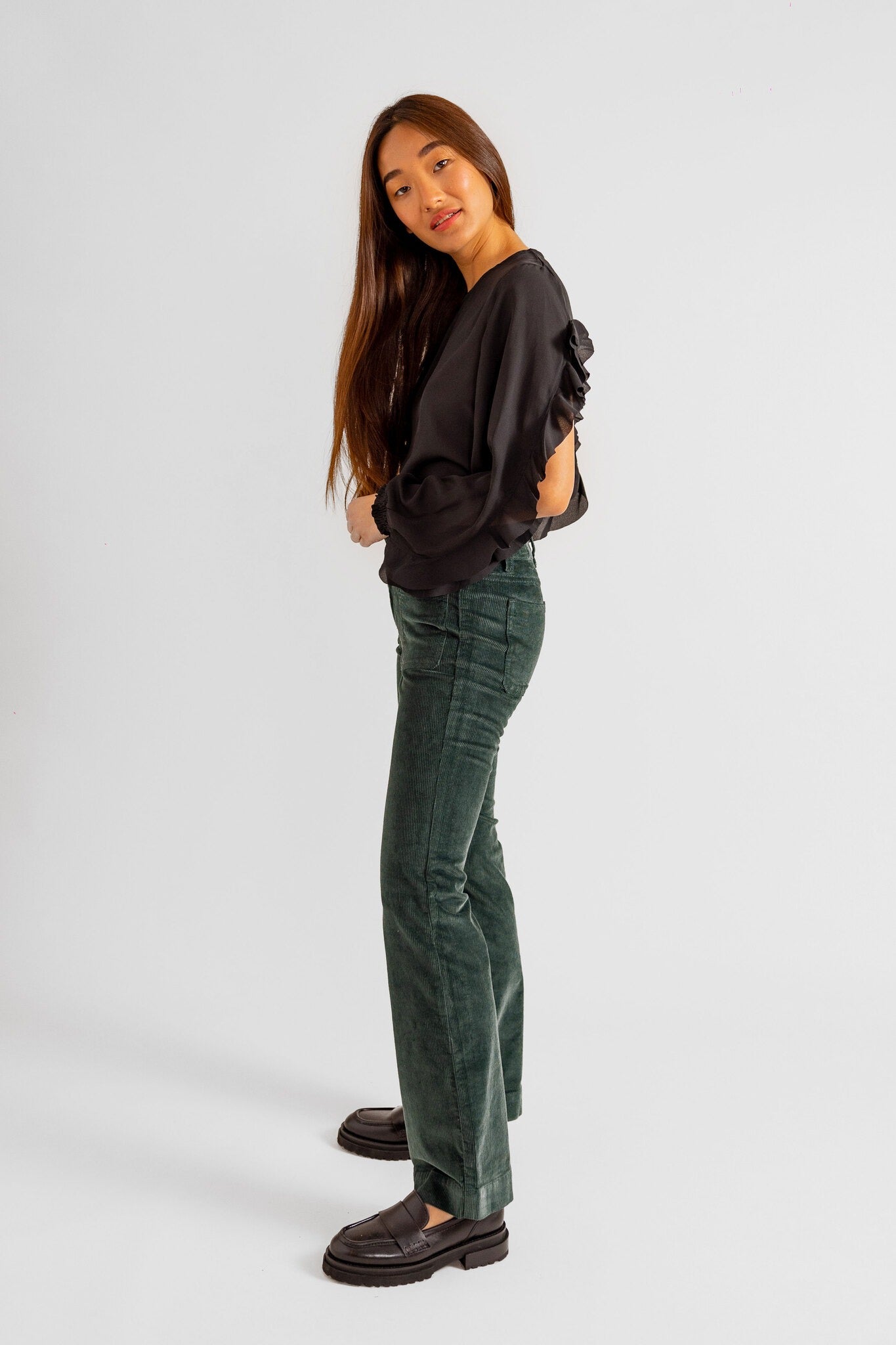 Pantalon bootcut en velours taille mi-haute BELLA femme, FOREST, taille 25, porté par Pauline (1m65) – photo 3