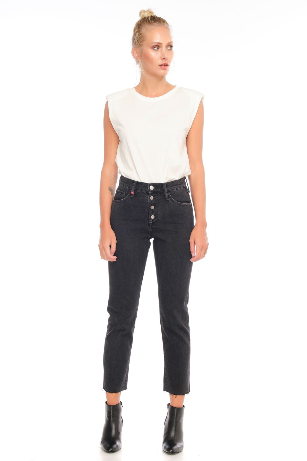 Jean mom noir PATRICIA MFB femme, BLACK, taille 26, porté par Emy (1m76) – photo 2