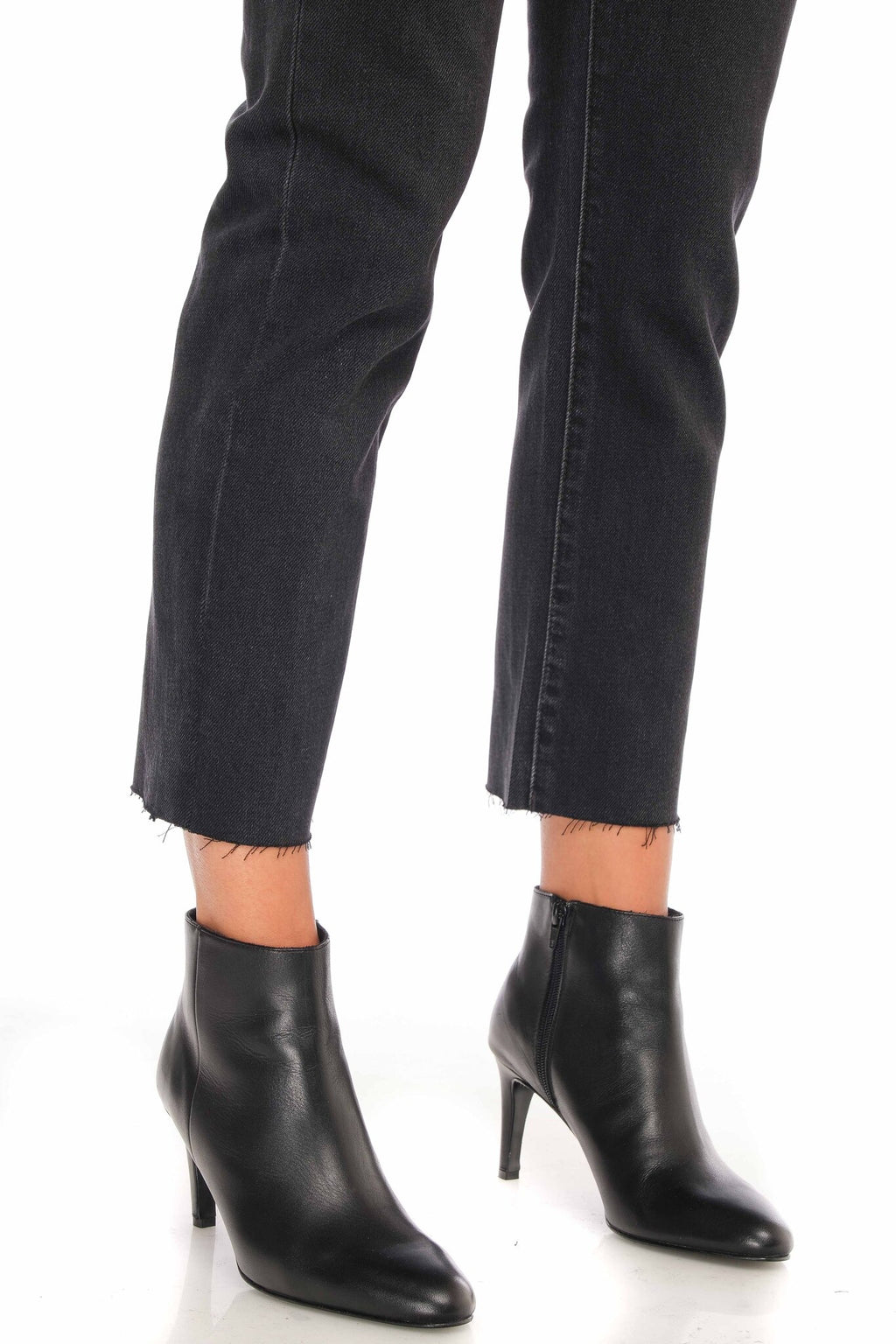 Jean mom noir PATRICIA MFB femme, BLACK, taille 26, porté par Emy (1m76) – photo 5