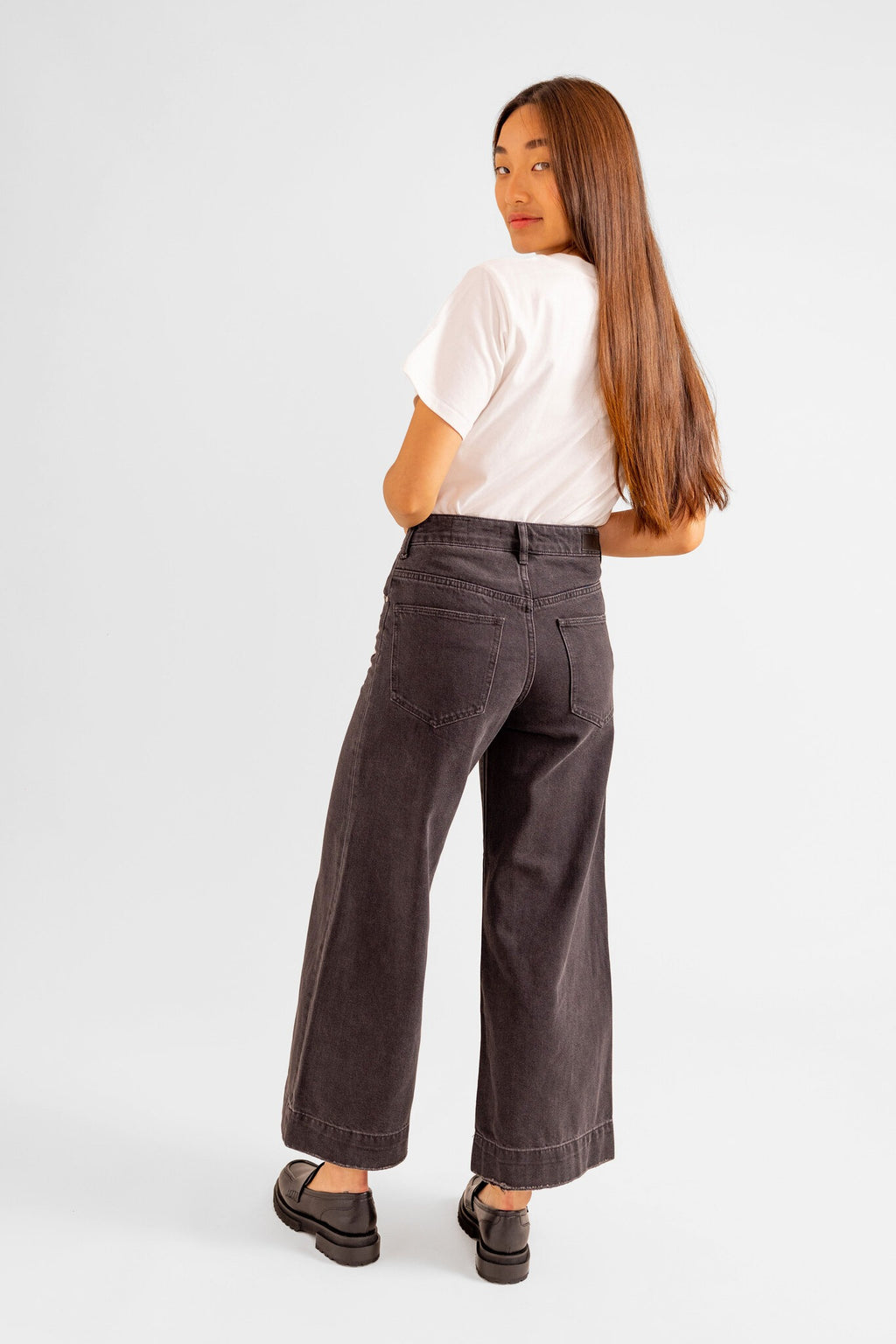 Jean évasé court noir FANNY femme, BLACK, taille 25, porté par Pauline (1m65) – photo 3