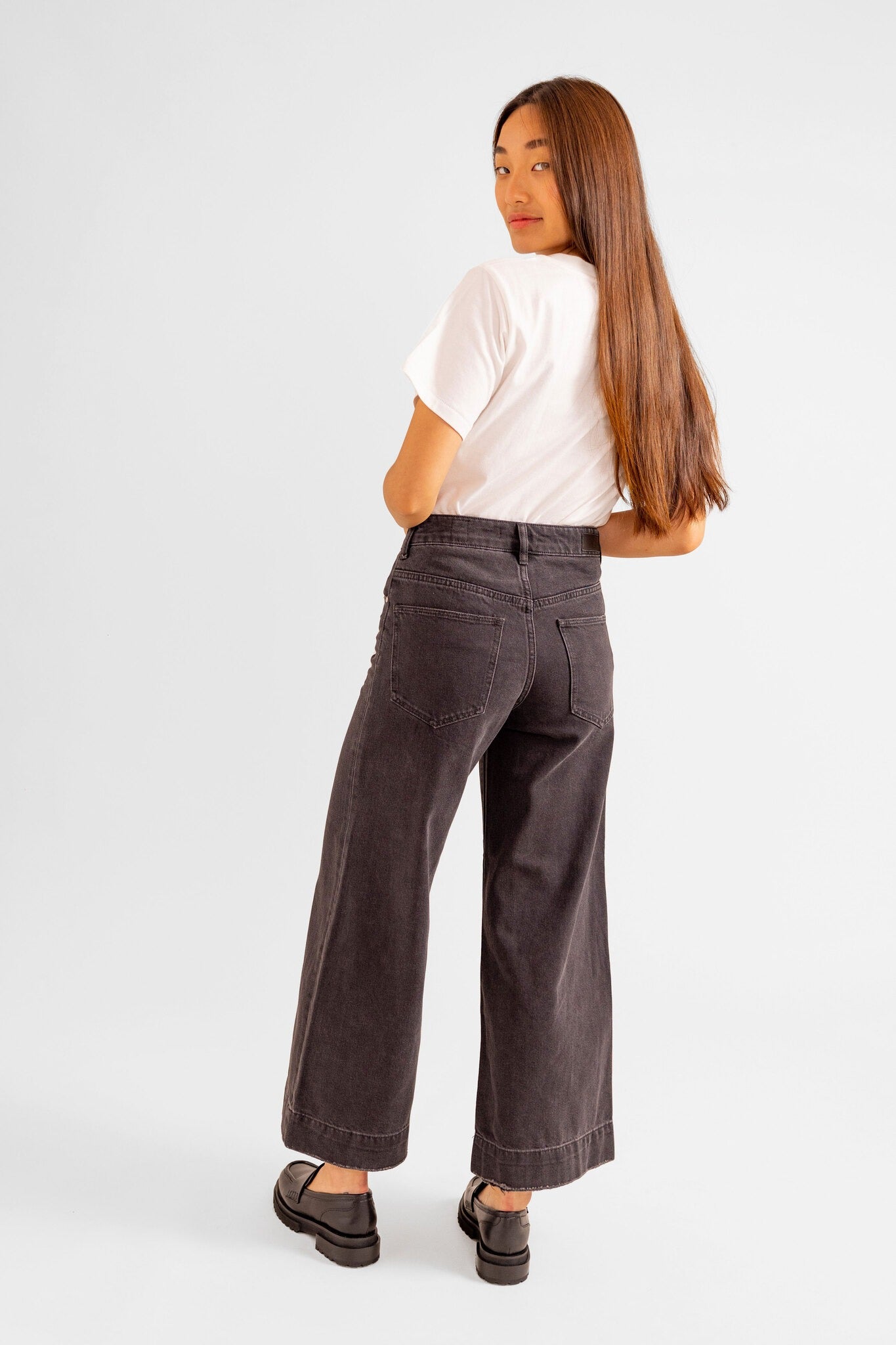 Jean évasé court noir FANNY femme, BLACK, taille 25, porté par Pauline (1m65) – photo 3