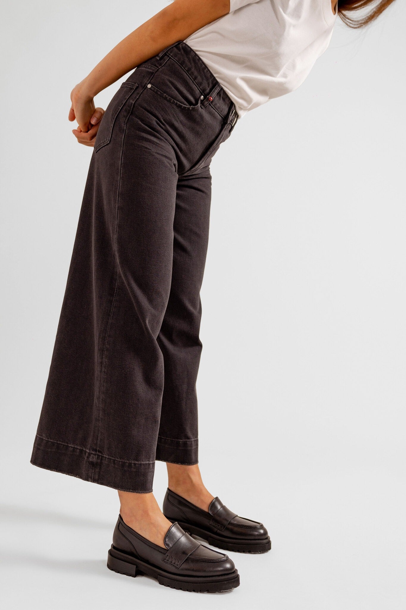 Jean évasé court noir FANNY femme, BLACK, taille 25, porté par Pauline (1m65) – photo 5