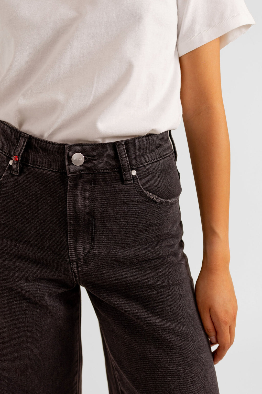 Jean évasé court noir FANNY femme, BLACK, taille 25, porté par Pauline (1m65) – photo 6