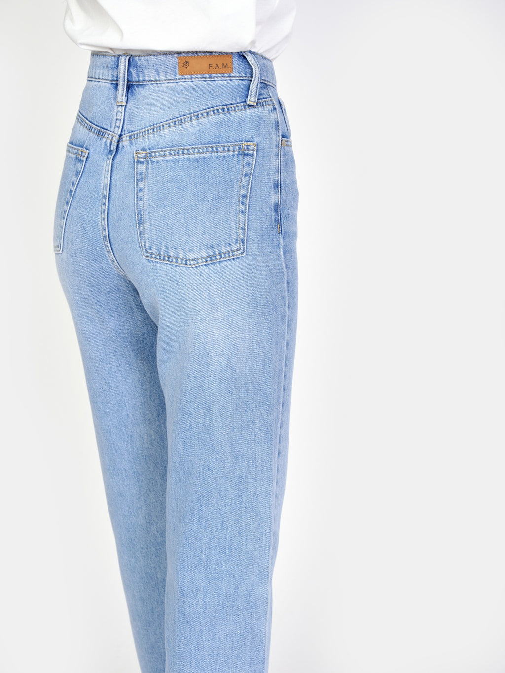 Jean droit court bleu POLA femme, BLUE JEANS, taille 25, porté par Amanda (1m76) – photo 4