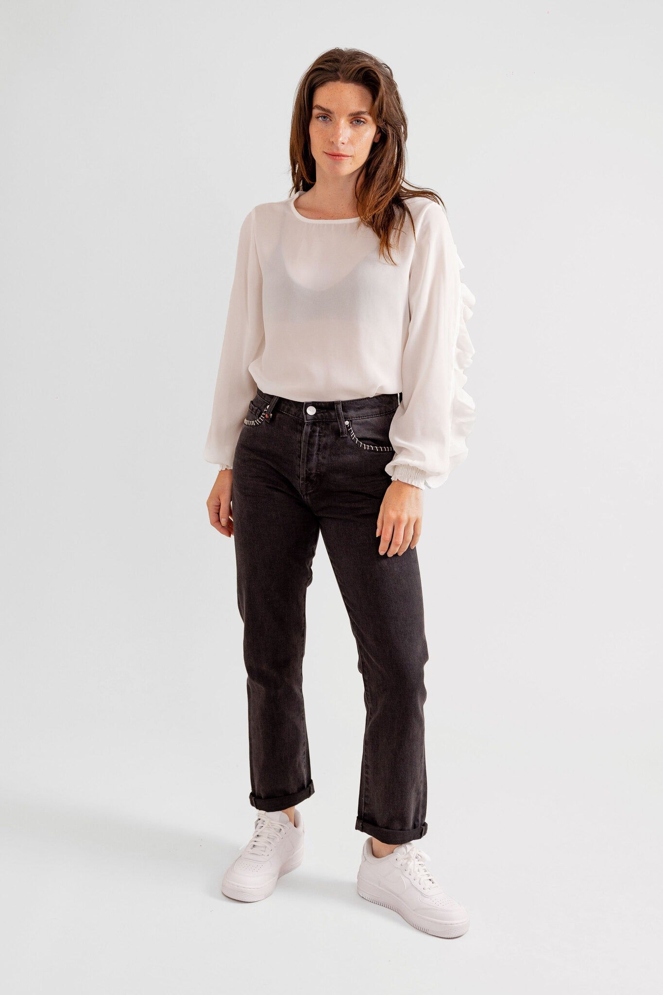 Jean mom noir à coutures PATRICIA MFN-C femme, BLACK, taille 26, porté par Eden (1m70) (F.A.M. JEANS) – photo 1