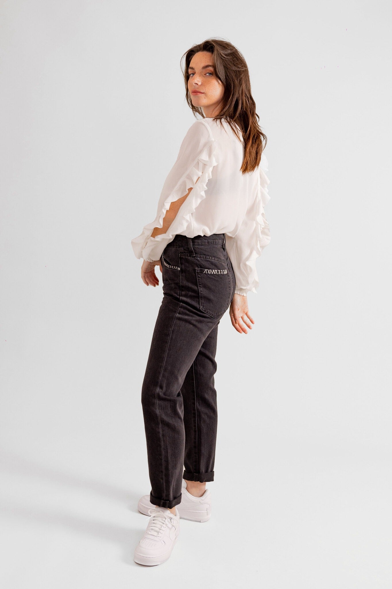Jean mom noir à coutures PATRICIA MFN-C femme, BLACK, taille 26, porté par Eden (1m70) – photo 2
