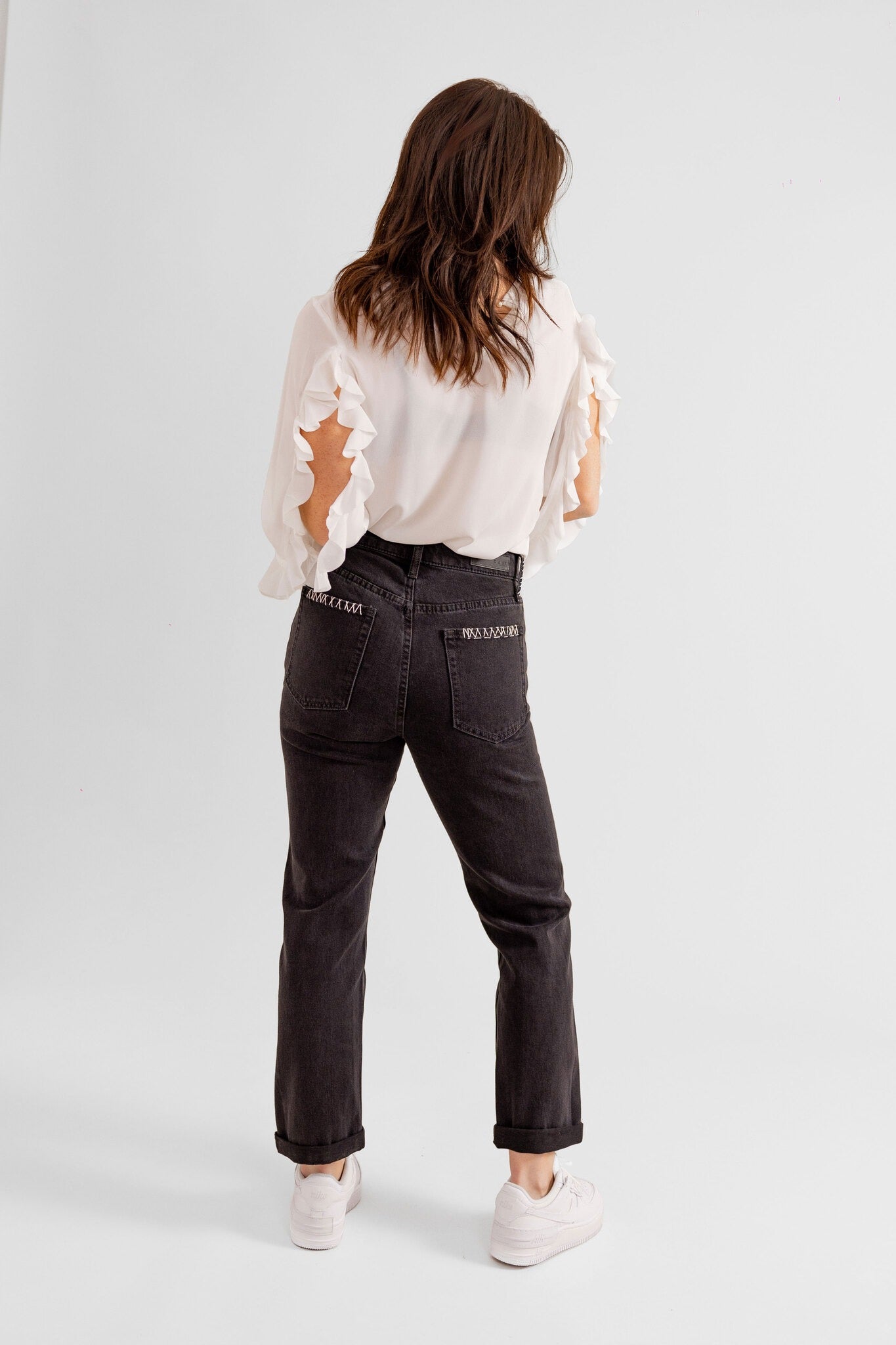 Jean mom noir à coutures PATRICIA MFN-C femme, BLACK, taille 26, porté par Eden (1m70) – photo 3