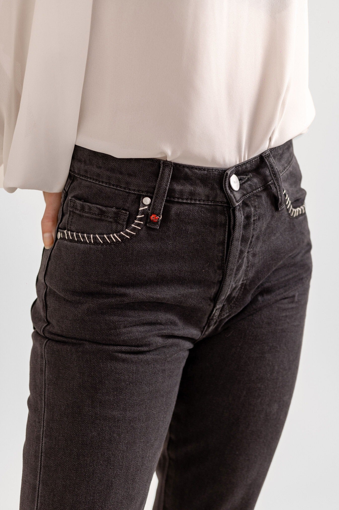 Jean mom noir à coutures PATRICIA MFN-C femme, BLACK, taille 26, porté par Eden (1m70) – photo 5