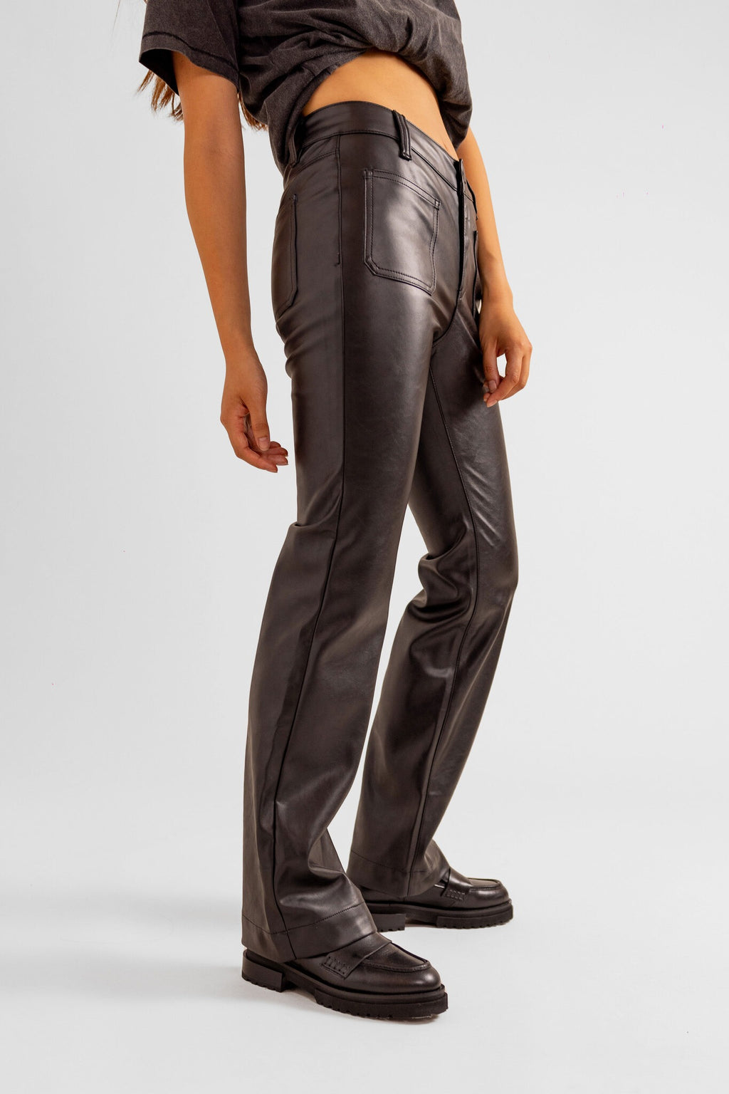 Jean bootcut noir effet cuir BELLA-P femme, BLACK, taille 25, porté par Pauline (1m65) – photo 5